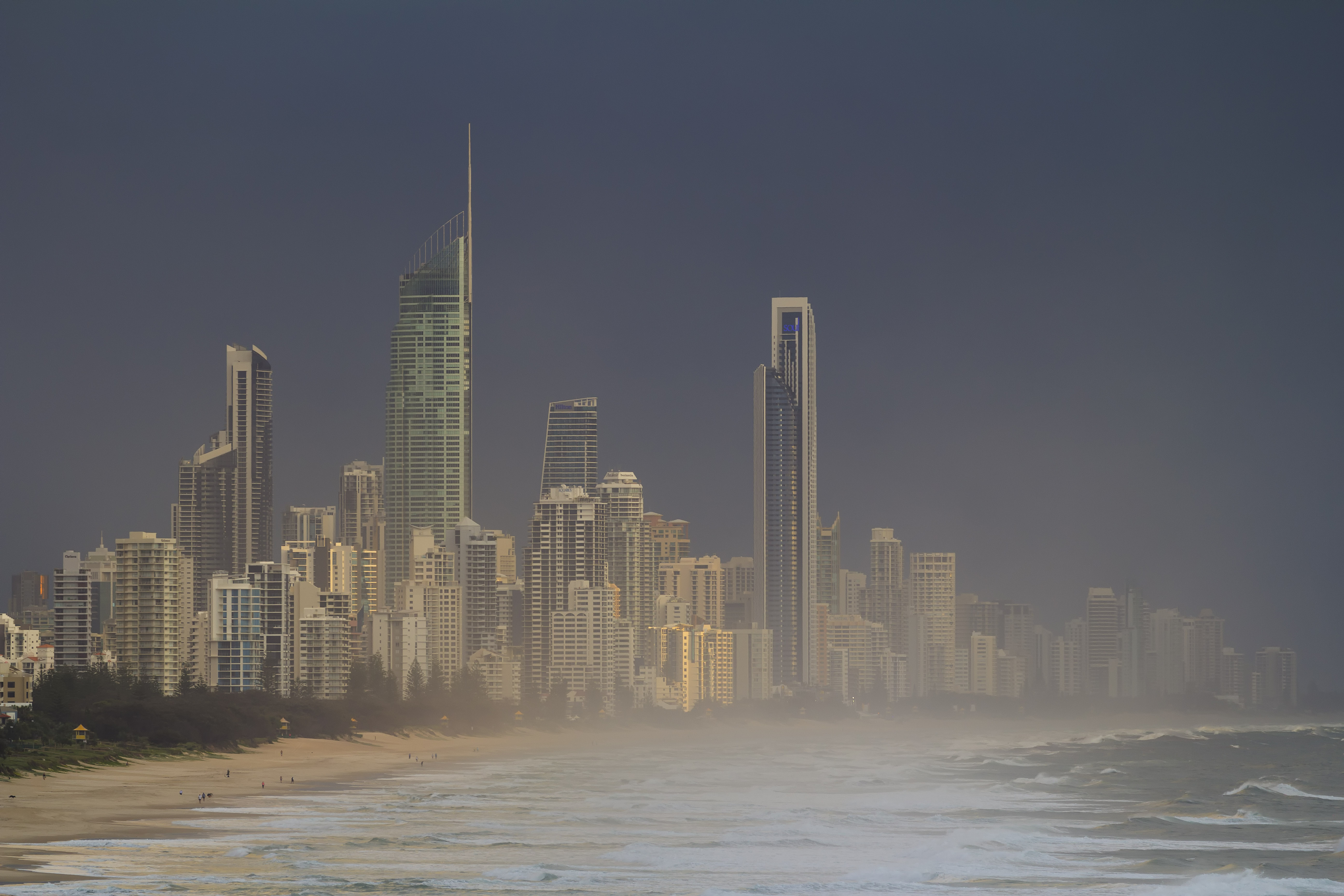 357536 Hintergrundbild herunterladen menschengemacht, goldküste, australien, strand, nebel, morgen, queensland, meer, welle, städte - Bildschirmschoner und Bilder kostenlos