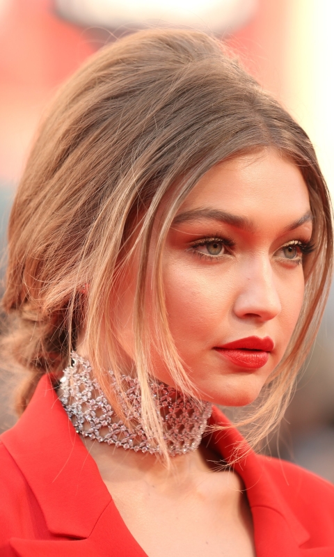 Descarga gratuita de fondo de pantalla para móvil de Rubio, Collar, Modelo, Americano, Celebridades, Rubia, Lápiz Labial, Gigi Hadid.