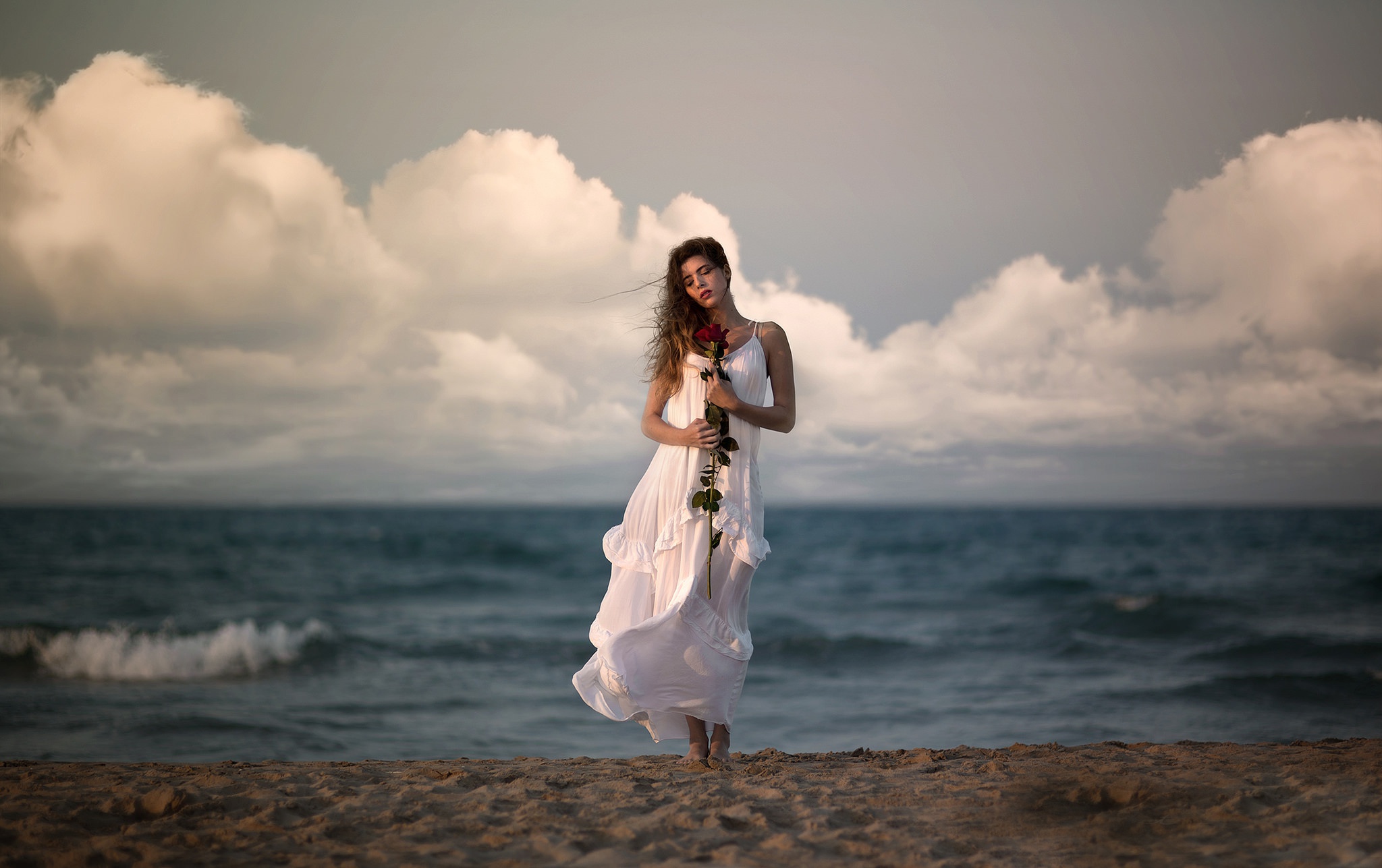 無料モバイル壁紙海, ビーチ, 薔薇, 海洋, ブルネット, モデル, 女性, 長い髪, 被写界深度, ホワイトドレスをダウンロードします。