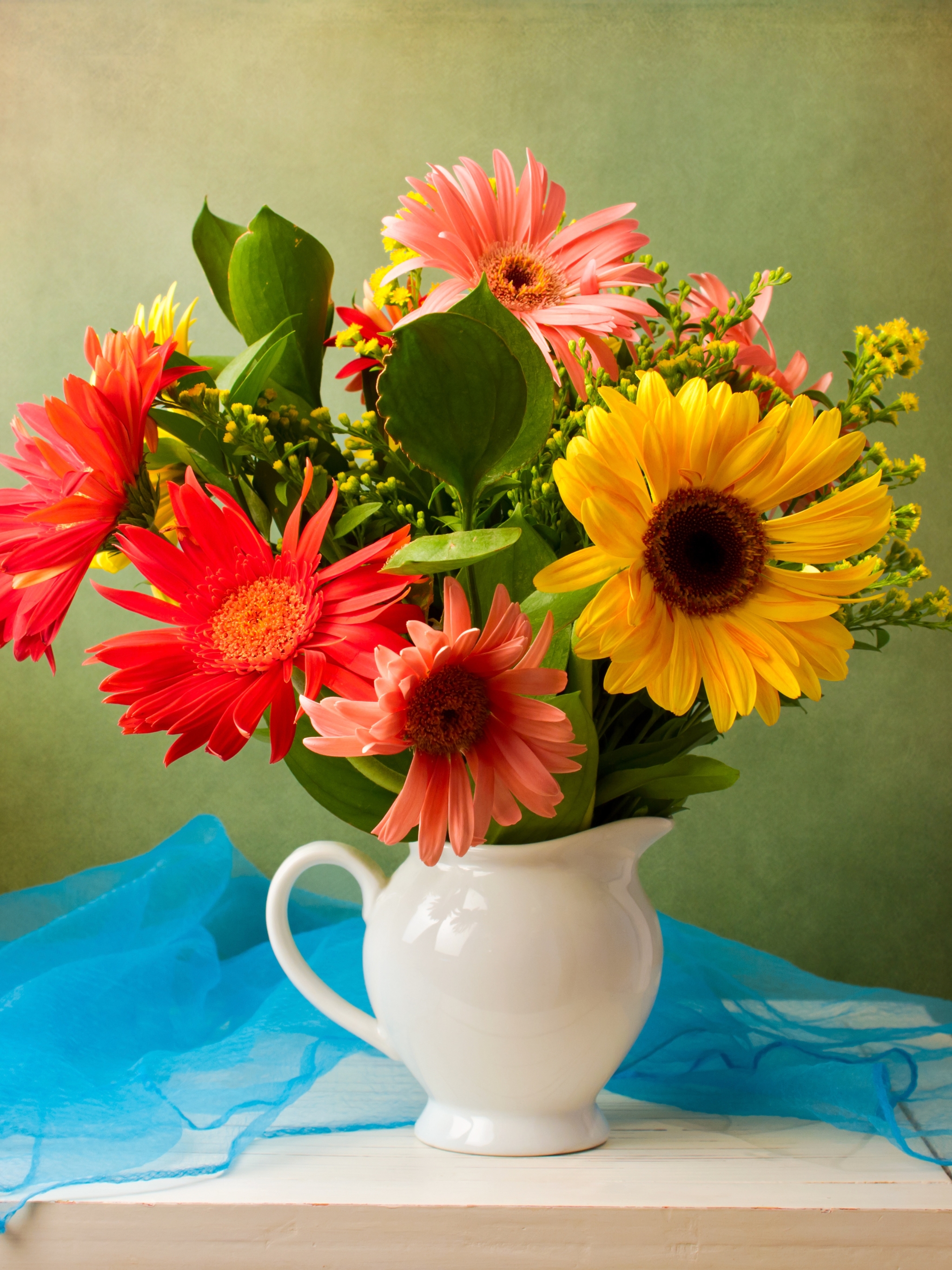 Handy-Wallpaper Gerbera, Blume, Vase, Gelbe Blume, Rote Blume, Menschengemacht, Pinke Blume, Stillleben kostenlos herunterladen.