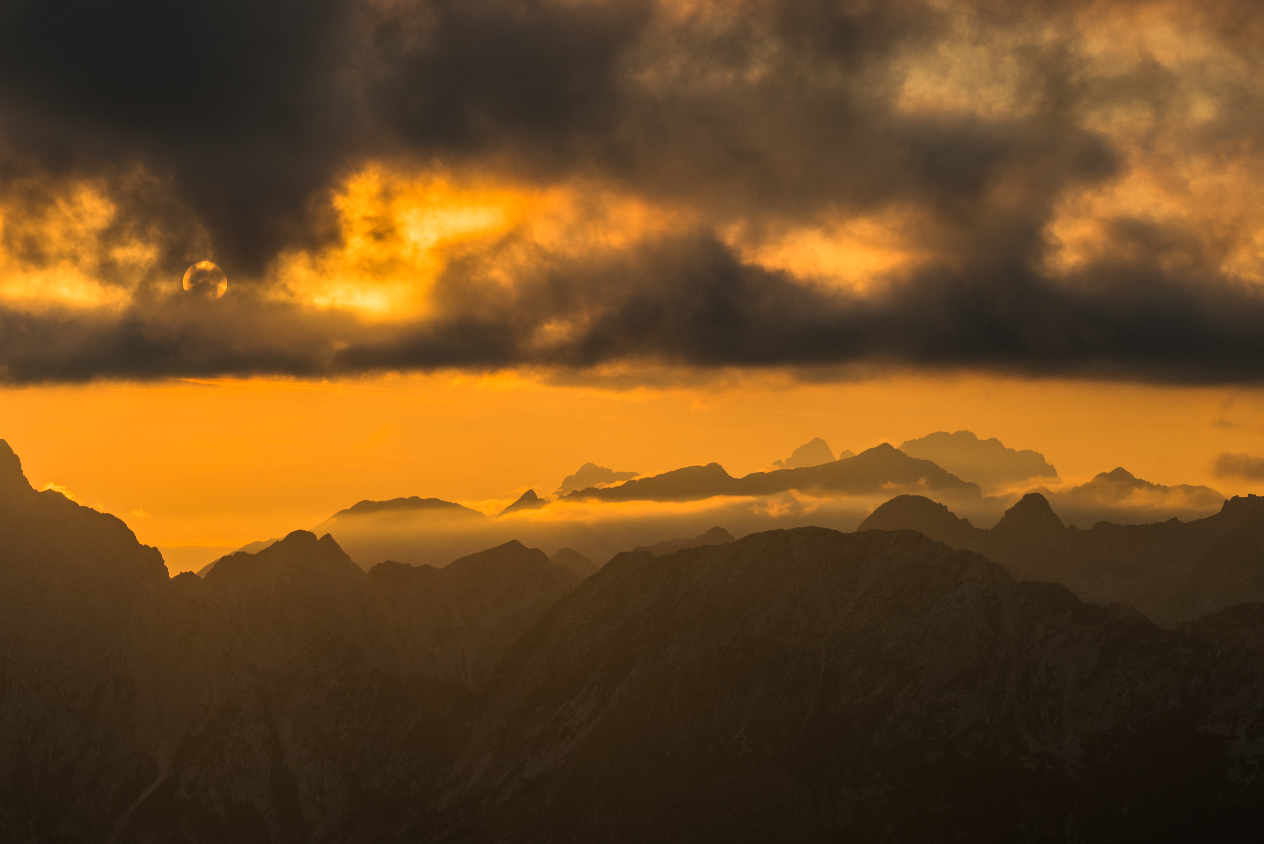 Laden Sie das Natur, Sunset, Mountains, Clouds, Oberteile, Scheitelpunkt-Bild kostenlos auf Ihren PC-Desktop herunter
