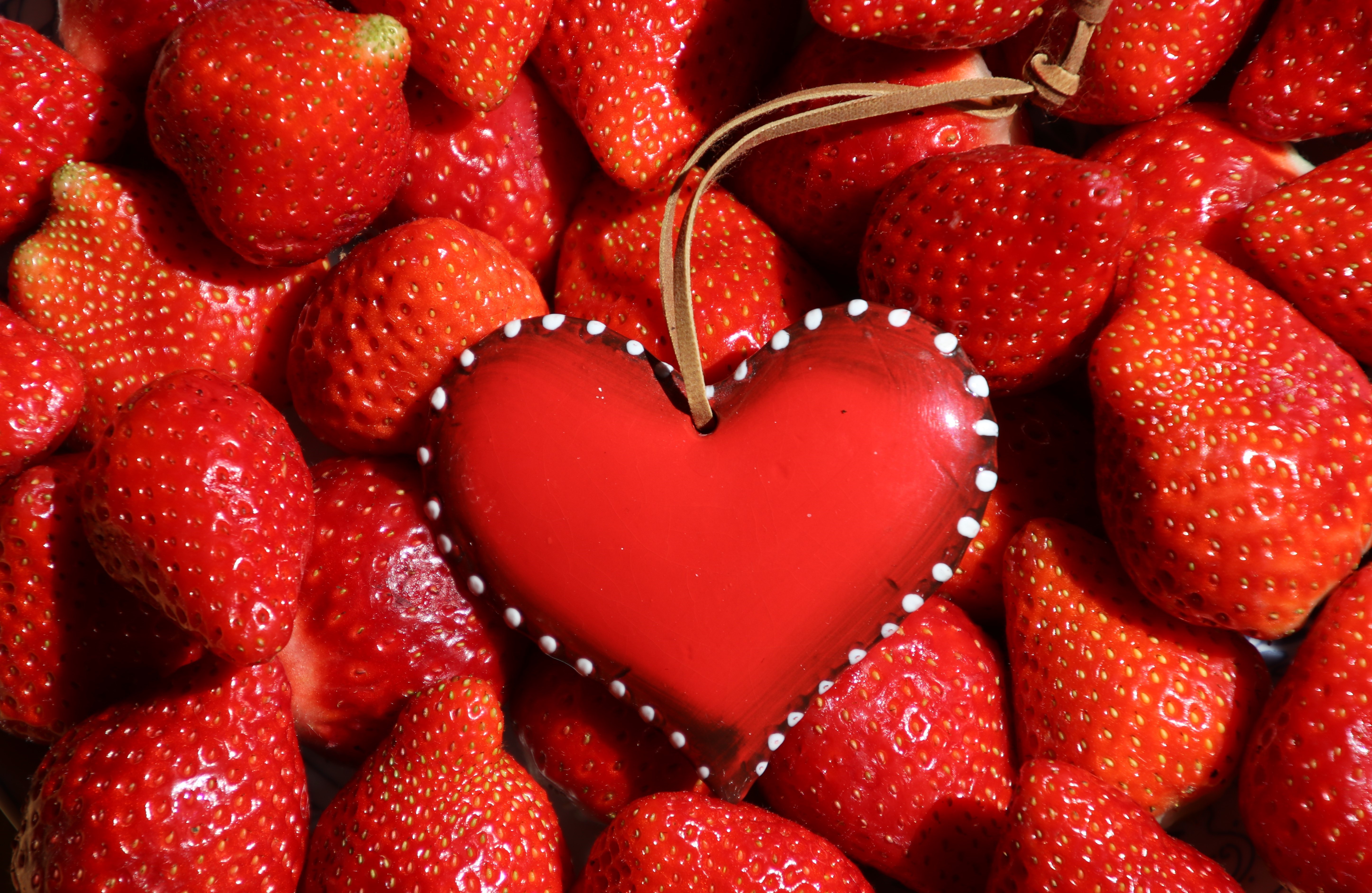 Free download wallpaper Strawberry, Heart, Artistic on your PC desktop