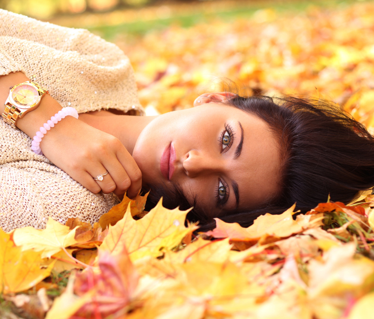 Laden Sie das Herbst, Blatt, Brünette, Modell, Frauen, Hinlegen-Bild kostenlos auf Ihren PC-Desktop herunter