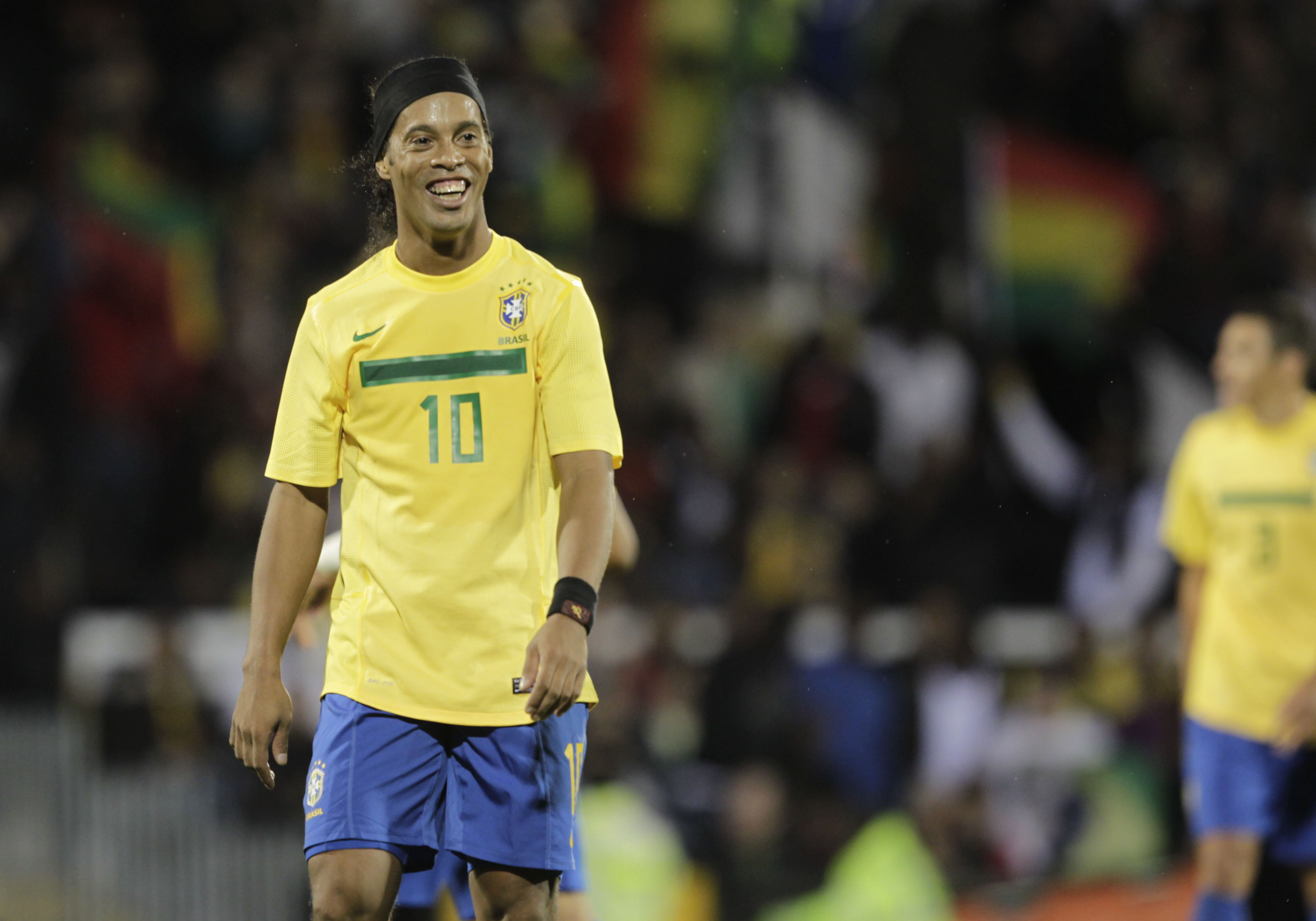Handy-Wallpaper Sport, Fußball, Ronaldinho, Brasilianische Fußballnationalmannschaft kostenlos herunterladen.