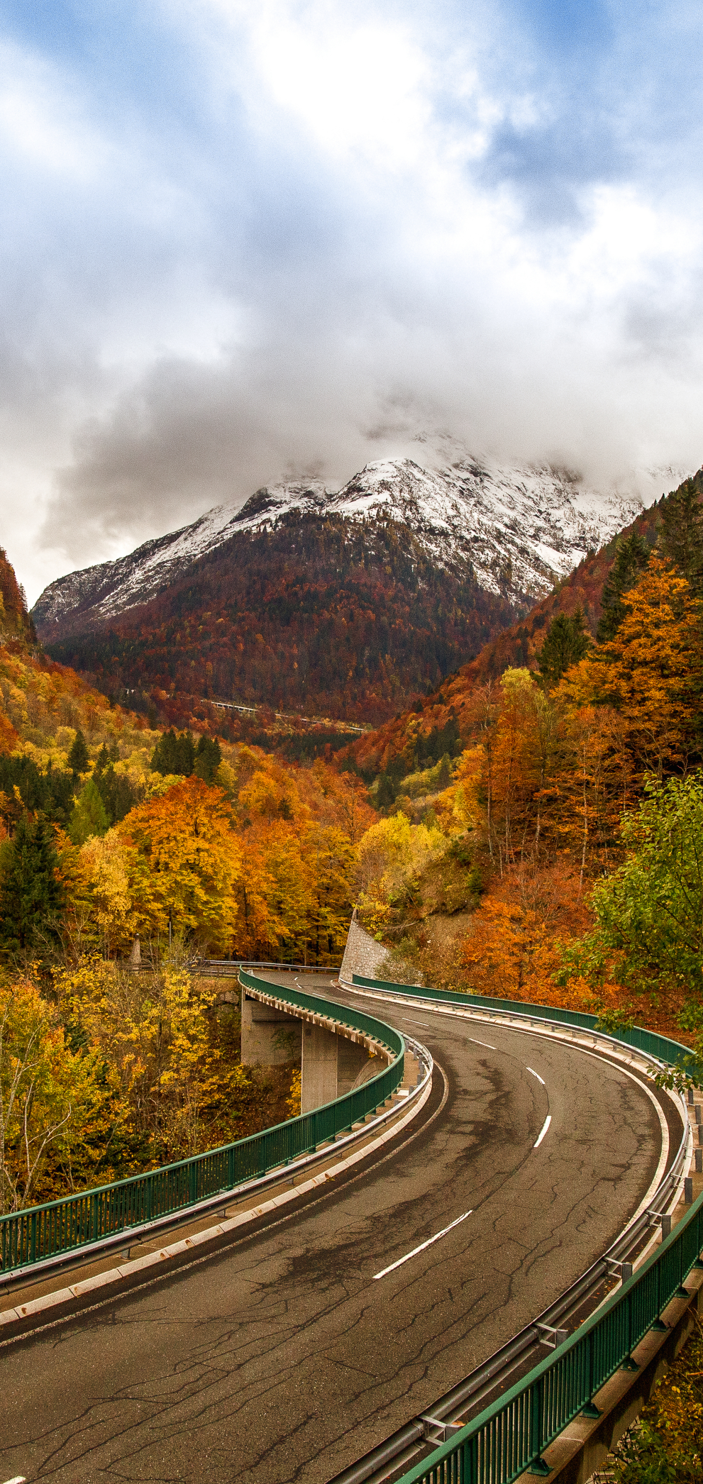 Handy-Wallpaper Herbst, Berg, Straße, Wald, Gebirge, Menschengemacht kostenlos herunterladen.