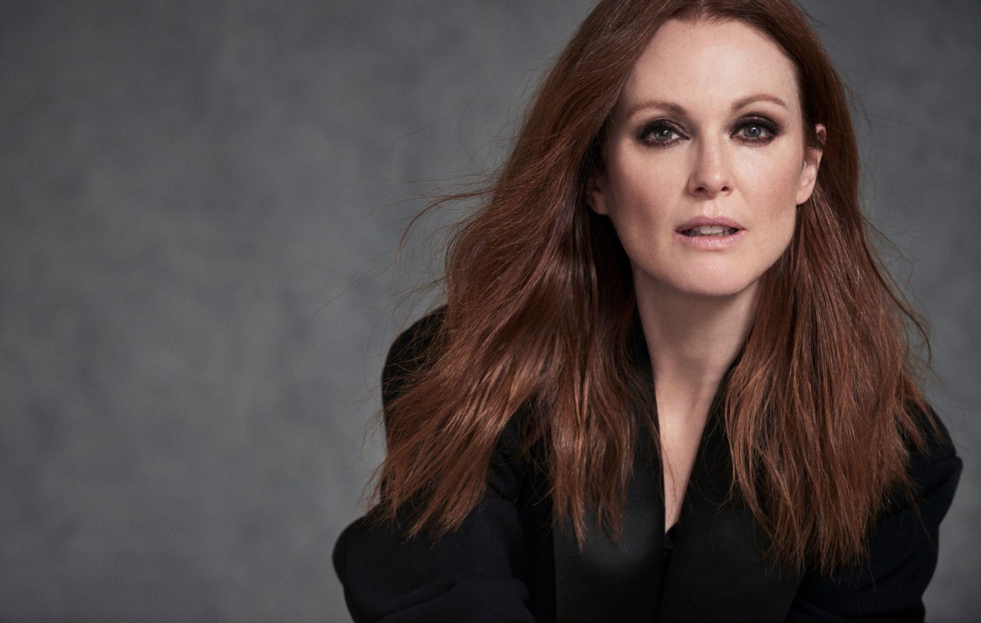 Download mobile wallpaper Redhead, Celebrity, Long Hair, Actress, Julianne Moore for free.