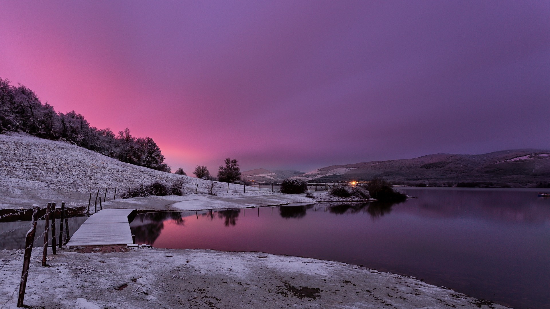 Скачать картинку Зима, Закат, Снег, Земля, Ландшафт, Фотографии, Пурпурный в телефон бесплатно.
