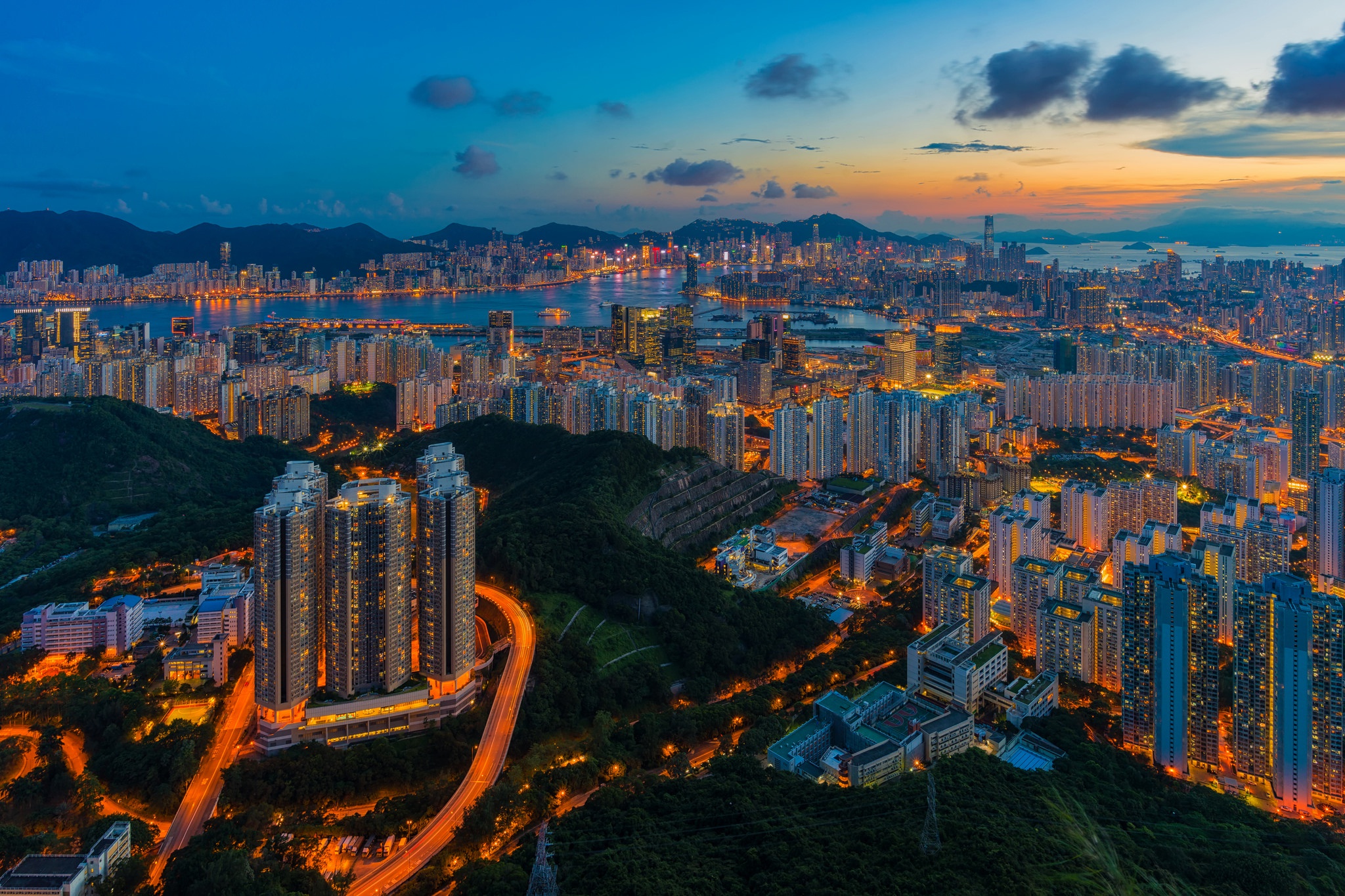 無料モバイル壁紙都市, 街, 超高層ビル, 建物, 光, 夕暮れ, 中国, 香港, マンメイド, 街並みをダウンロードします。