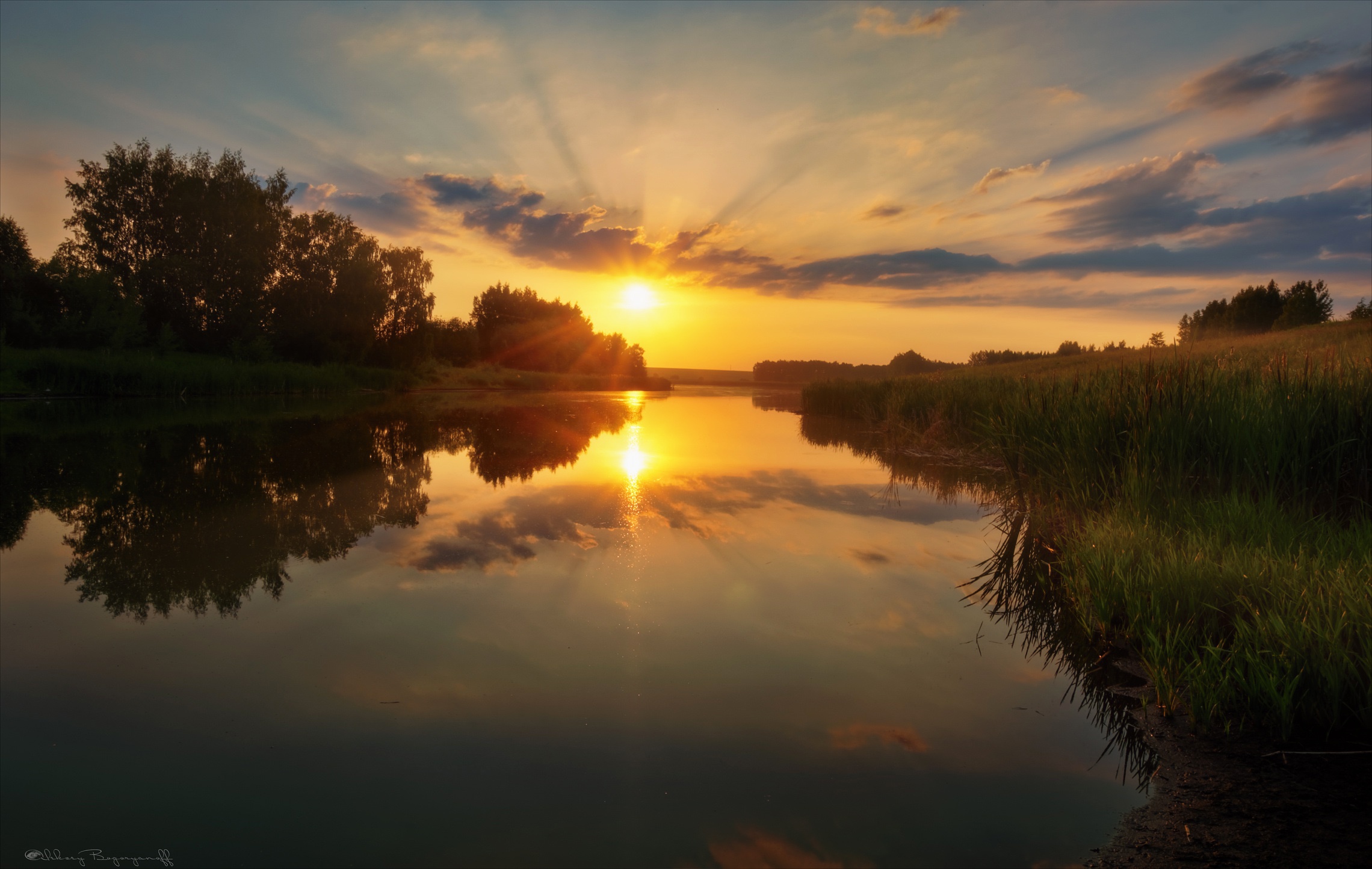 Скачать картинку Природа, Река, Небо, Отражение, Солнечный Луч, Земля/природа, Закат Солнца в телефон бесплатно.