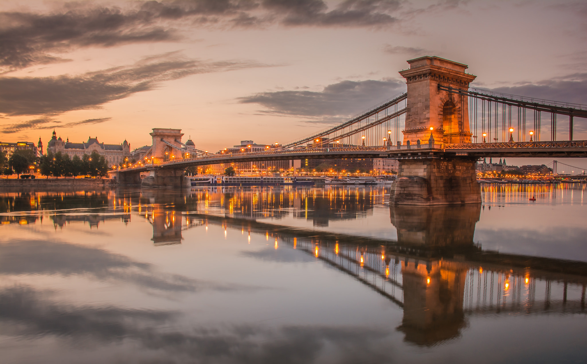 Laden Sie das Fluss, Brücke, Abend, Ungarn, Budapest, Donau, Brücken, Menschengemacht, Spiegelung, Kettenbrücke-Bild kostenlos auf Ihren PC-Desktop herunter
