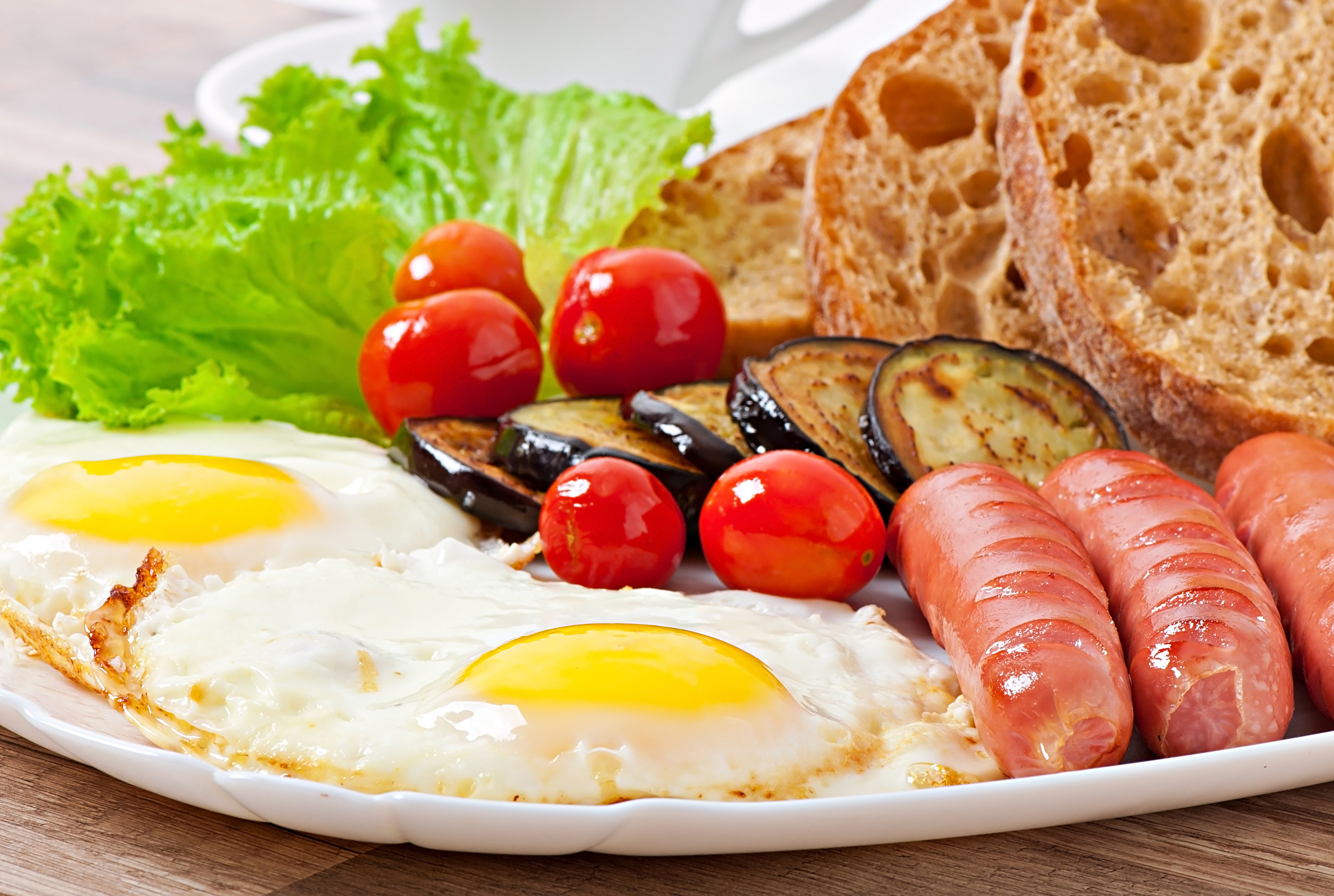 951337 завантажити шпалери харчування, сніданок, хліб, яйце, ковбаса, помідор - заставки і картинки безкоштовно