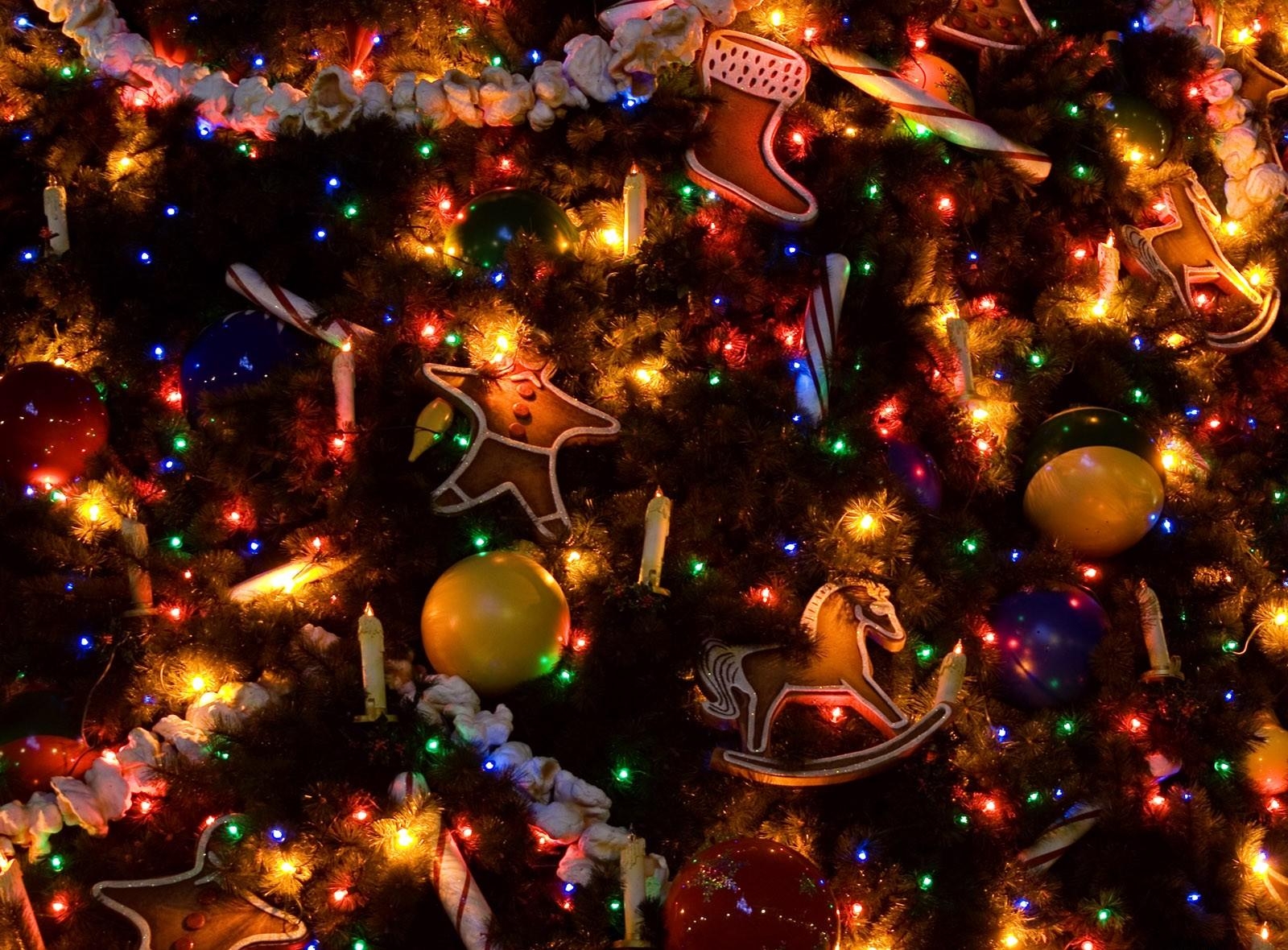 86334 Bild herunterladen weihnachtsbaum, feiertage, dekoration, spielzeug, kerzen, urlaub, garland, girlanden - Hintergrundbilder und Bildschirmschoner kostenlos