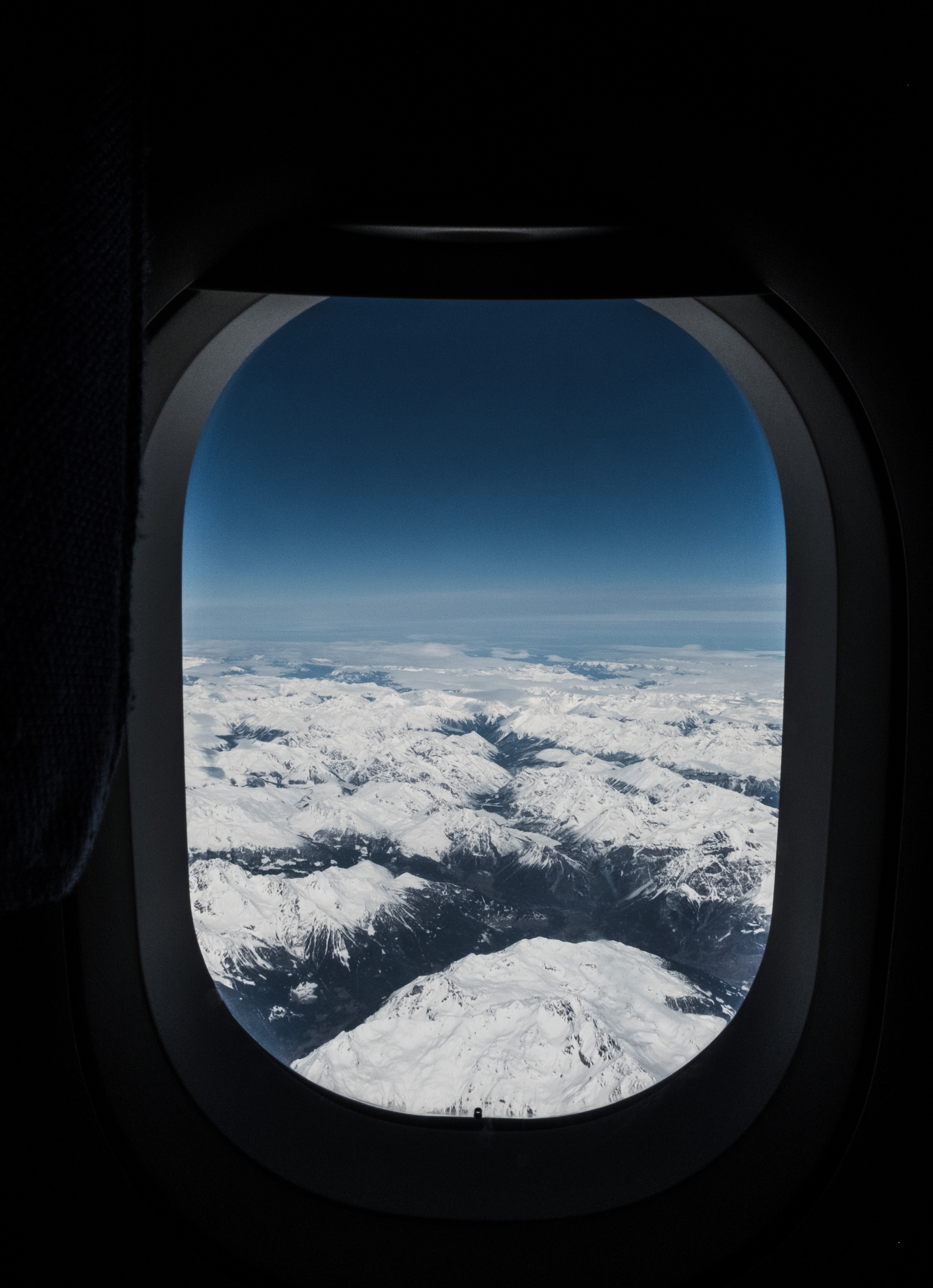 65977 скачать обои иллюминатор, окно самолета, вершины, горы, полет, небо, вид сверху, разное - заставки и картинки бесплатно