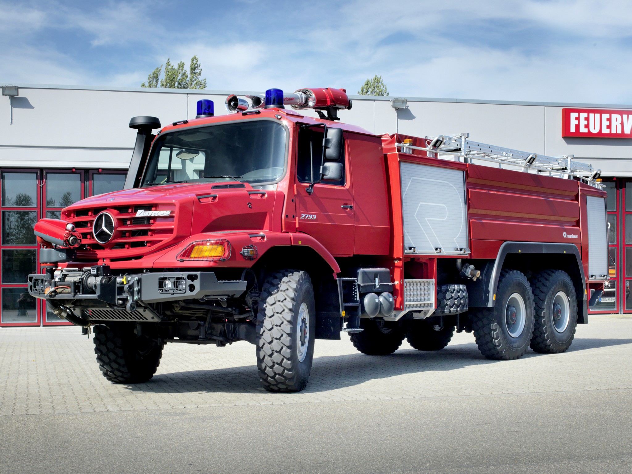 Die besten Mercedes Benz Feuerwehrauto-Hintergründe für den Telefonbildschirm