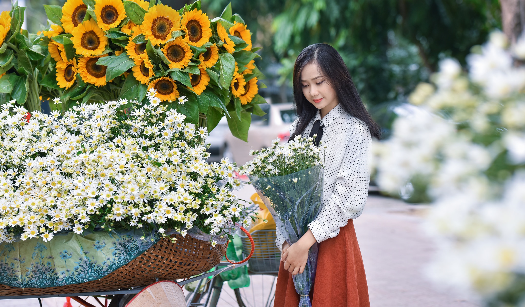 Download mobile wallpaper Flower, Bouquet, Sunflower, Brunette, Model, Women, Yellow Flower, White Flower, Asian, Depth Of Field for free.