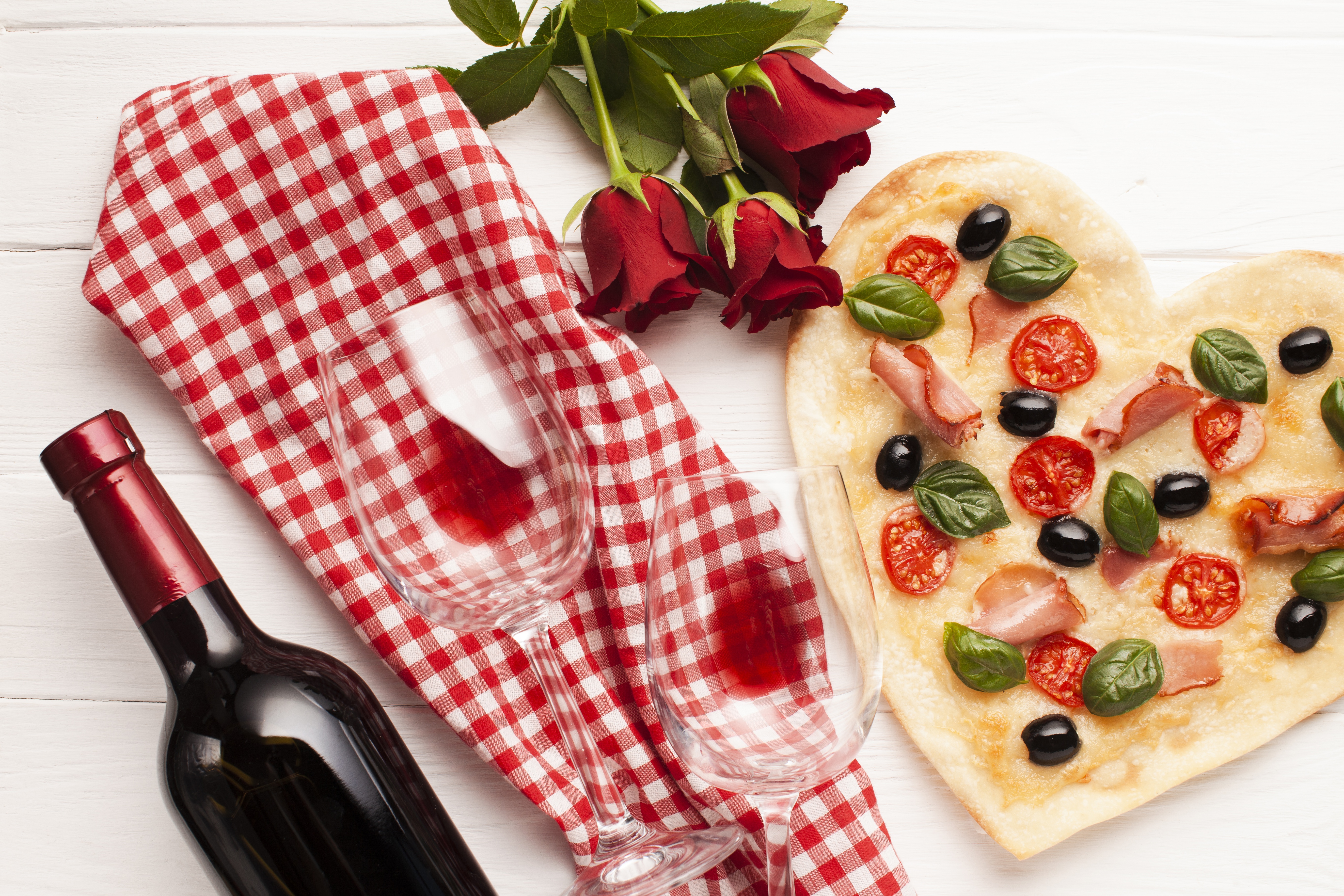 Handy-Wallpaper Pizza, Wein, Rose, Glas, Olive, Nahrungsmittel, Stillleben, Herzförmig kostenlos herunterladen.