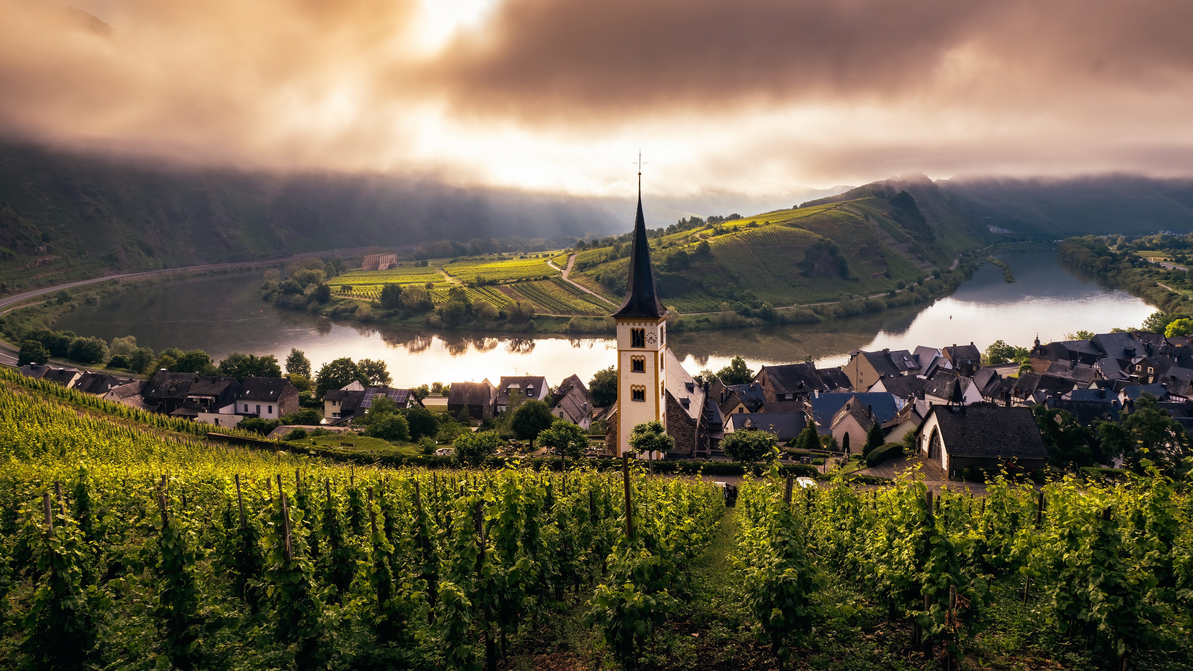 Laden Sie das Fluss, Dorf, Kirche, Deutschland, Weinberg, Menschengemacht-Bild kostenlos auf Ihren PC-Desktop herunter