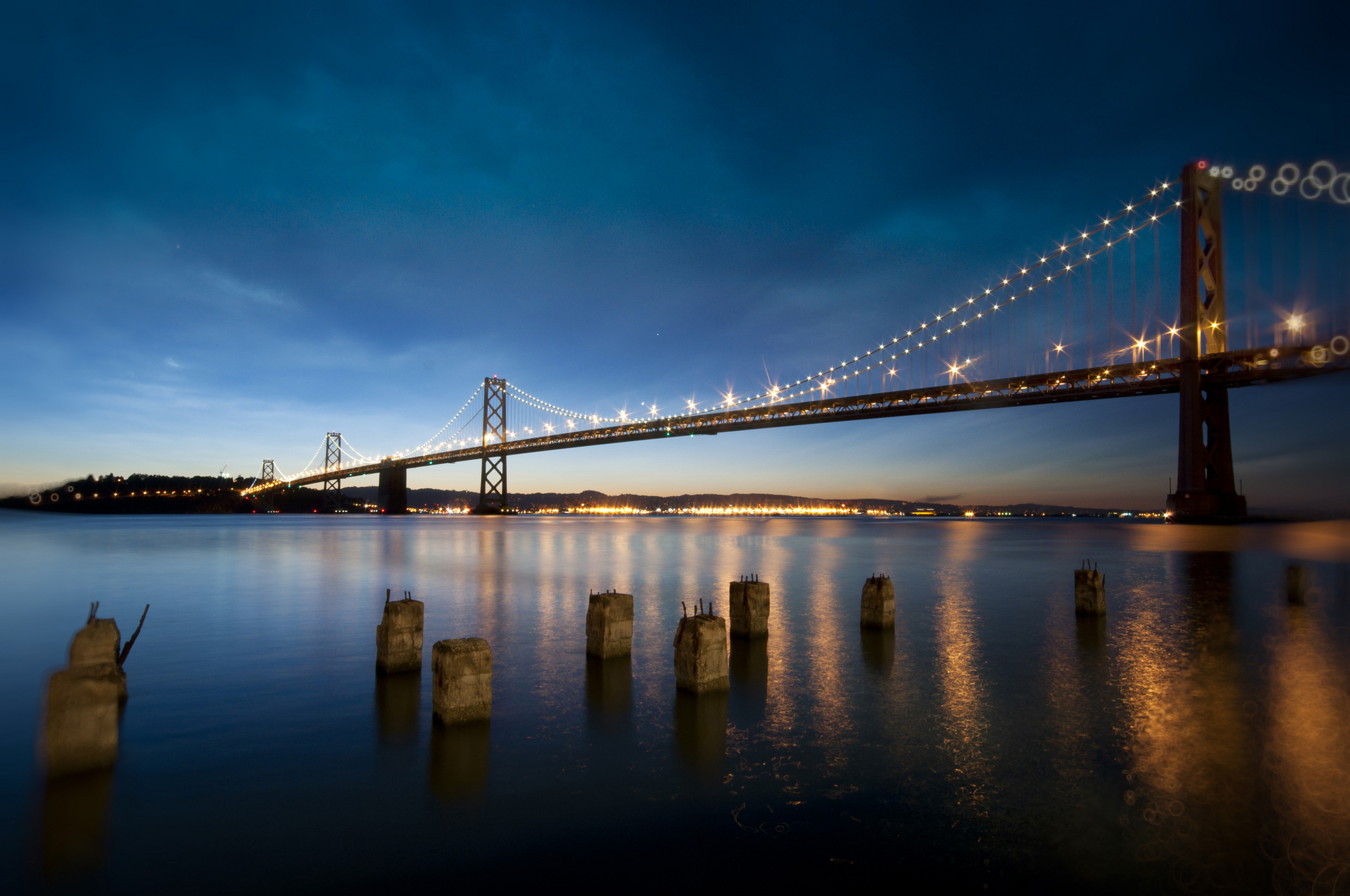 Handy-Wallpaper Licht, Kalifornien, San Francisco, Nacht, Himmel, Bucht Brücke, Brücken, Menschengemacht, Spiegelung kostenlos herunterladen.
