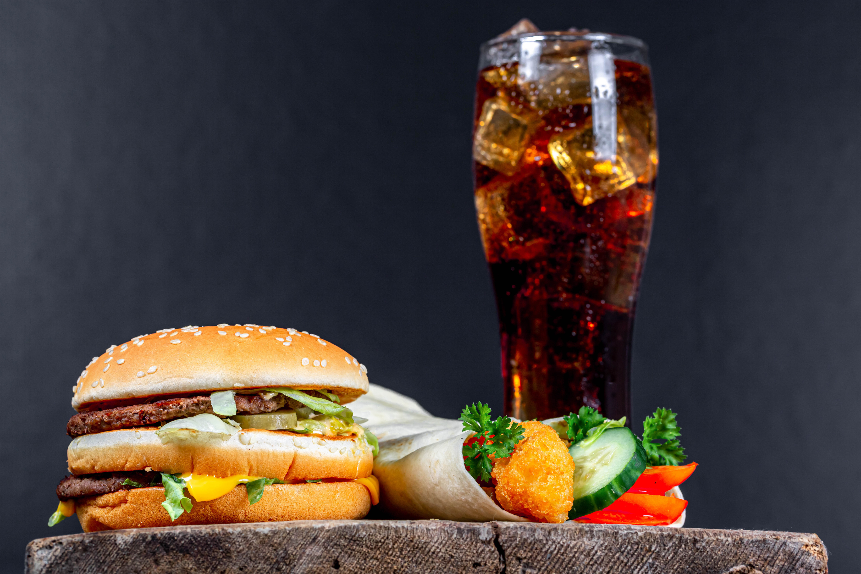 Handy-Wallpaper Hamburger, Nahrungsmittel, Stillleben, Getränk kostenlos herunterladen.
