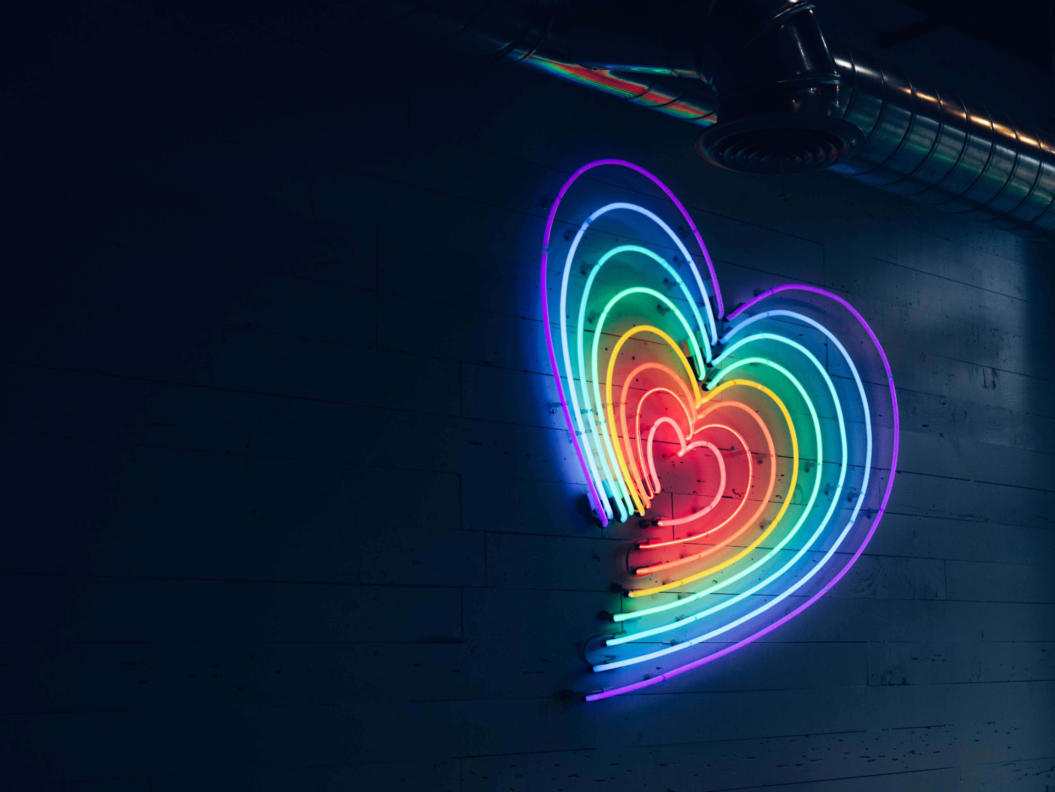Handy-Wallpaper Beleuchtung, Wand, Neon, Ein Herz, Liebe, Herzen kostenlos herunterladen.