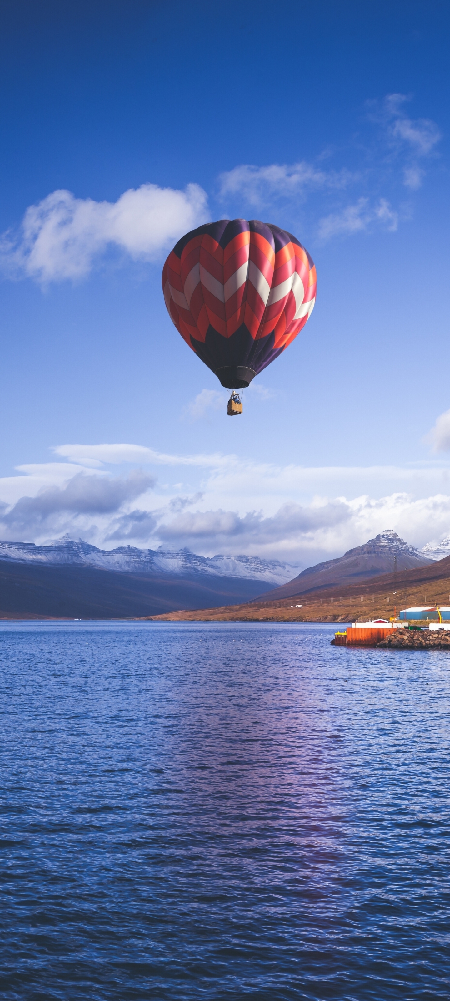 Handy-Wallpaper Landschaft, Wasser, Berg, Gebirge, Wolke, Island, Fahrzeuge, Heißluftballon kostenlos herunterladen.