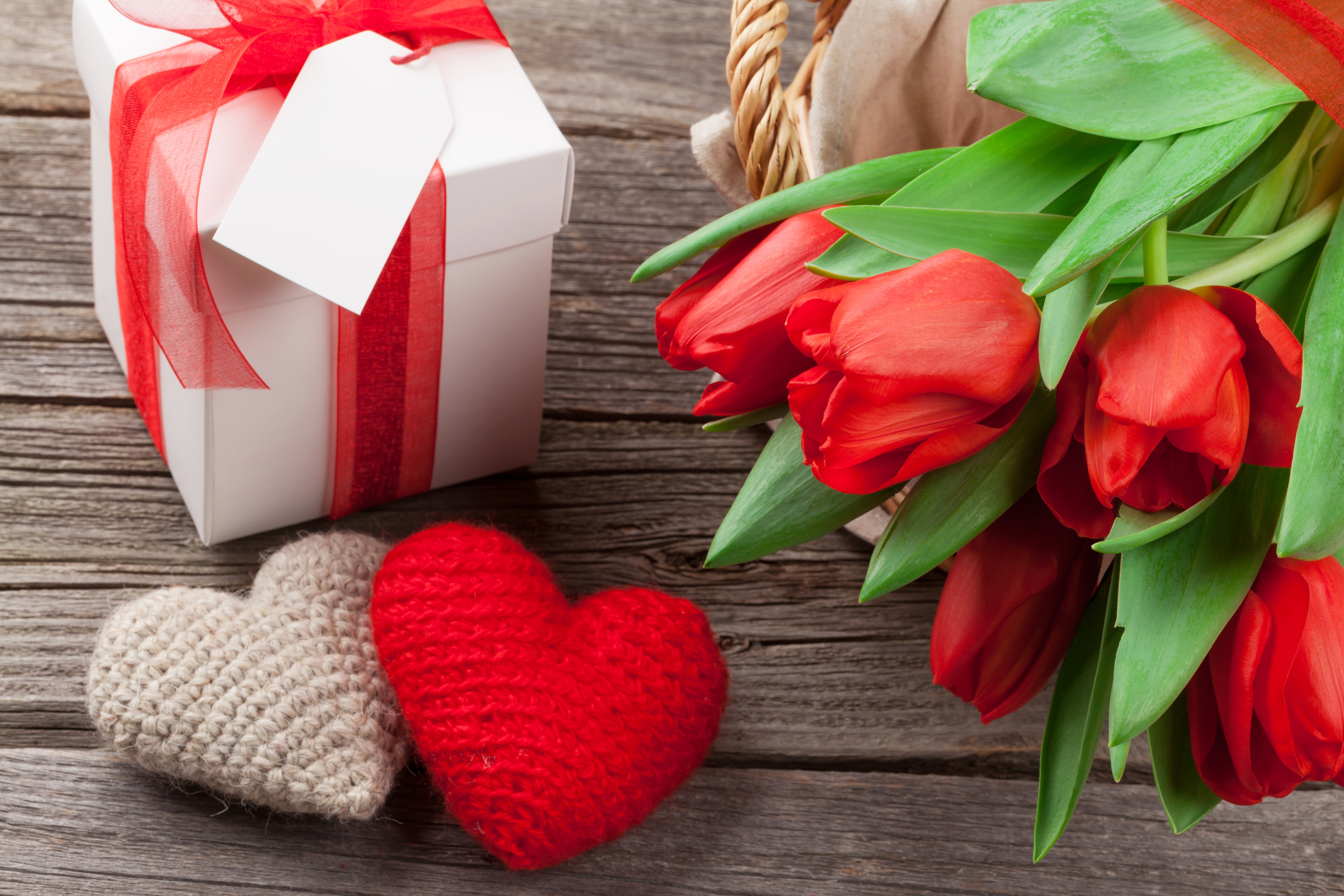 Baixar papel de parede para celular de Amor, Dia Dos Namorados, Flor, Presente, Coração, Tulipa, Flor Vermelha, Feriados gratuito.