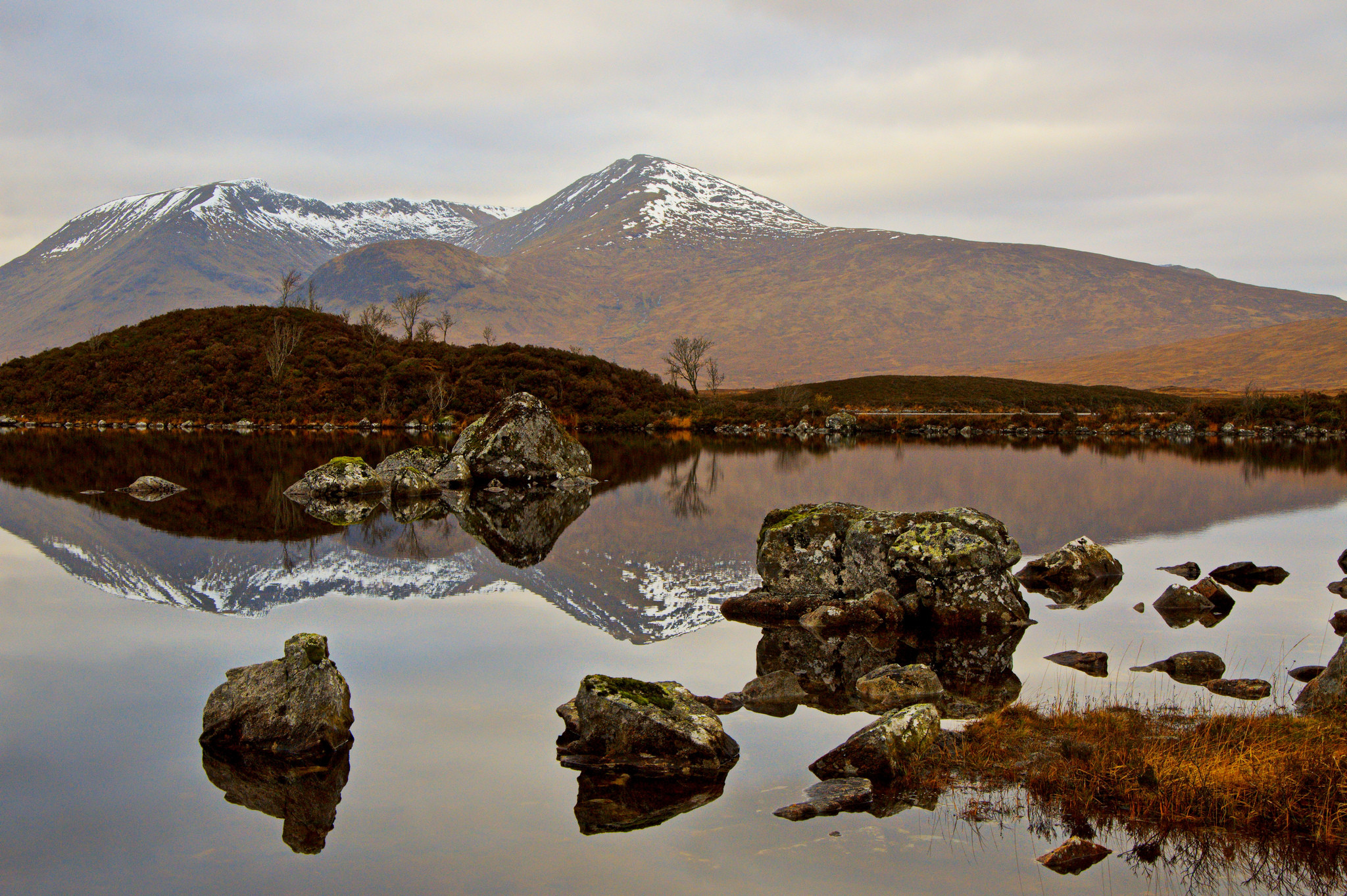 PCデスクトップに秋, 湖, 山, 反射, 地球, スコットランド画像を無料でダウンロード