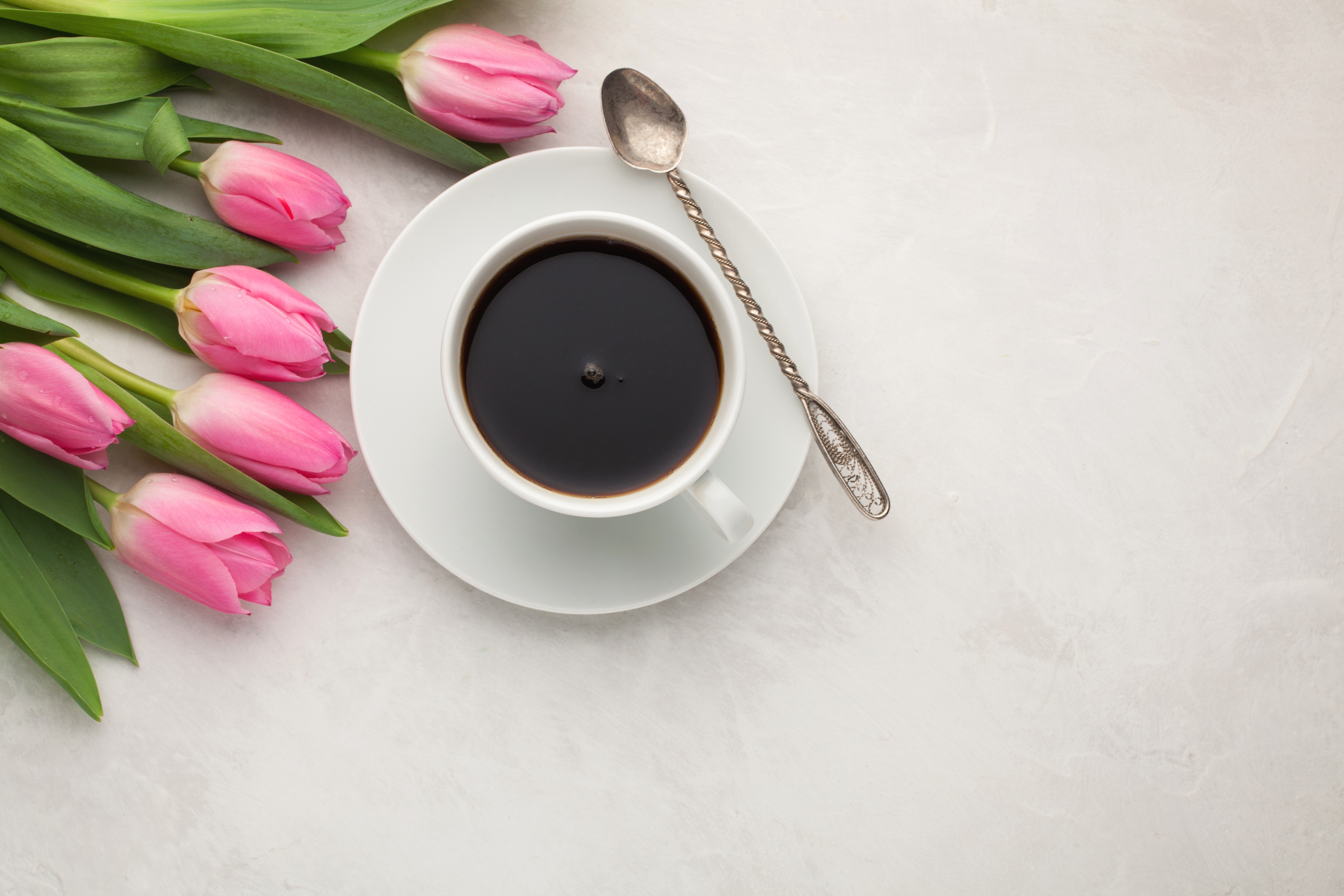 Handy-Wallpaper Tasse, Tulpe, Nahrungsmittel, Pinke Blume, Kaffee kostenlos herunterladen.