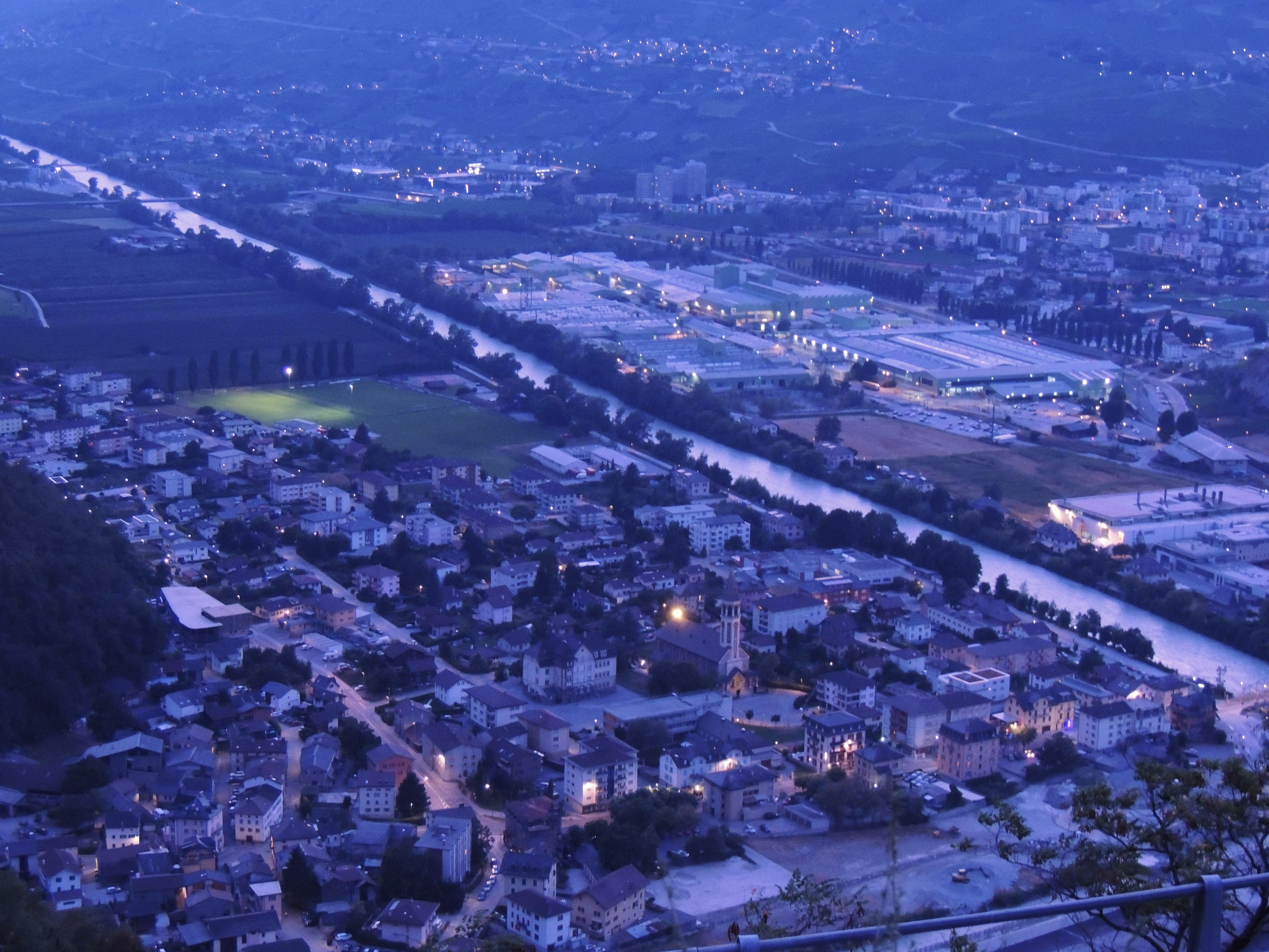 Handy-Wallpaper Stadt, Nacht, Menschengemacht kostenlos herunterladen.