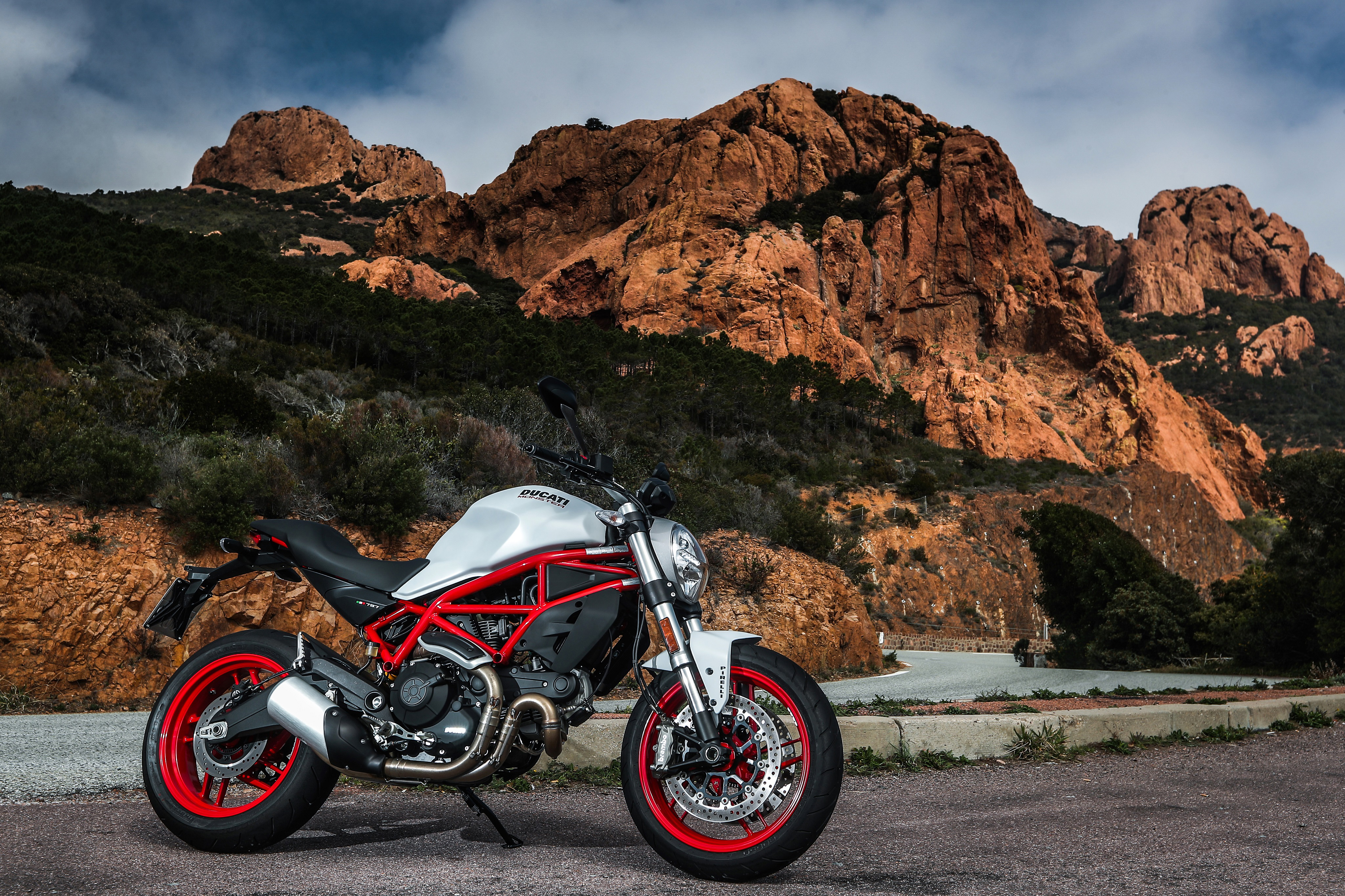 Завантажити шпалери Ducati Monster на телефон безкоштовно