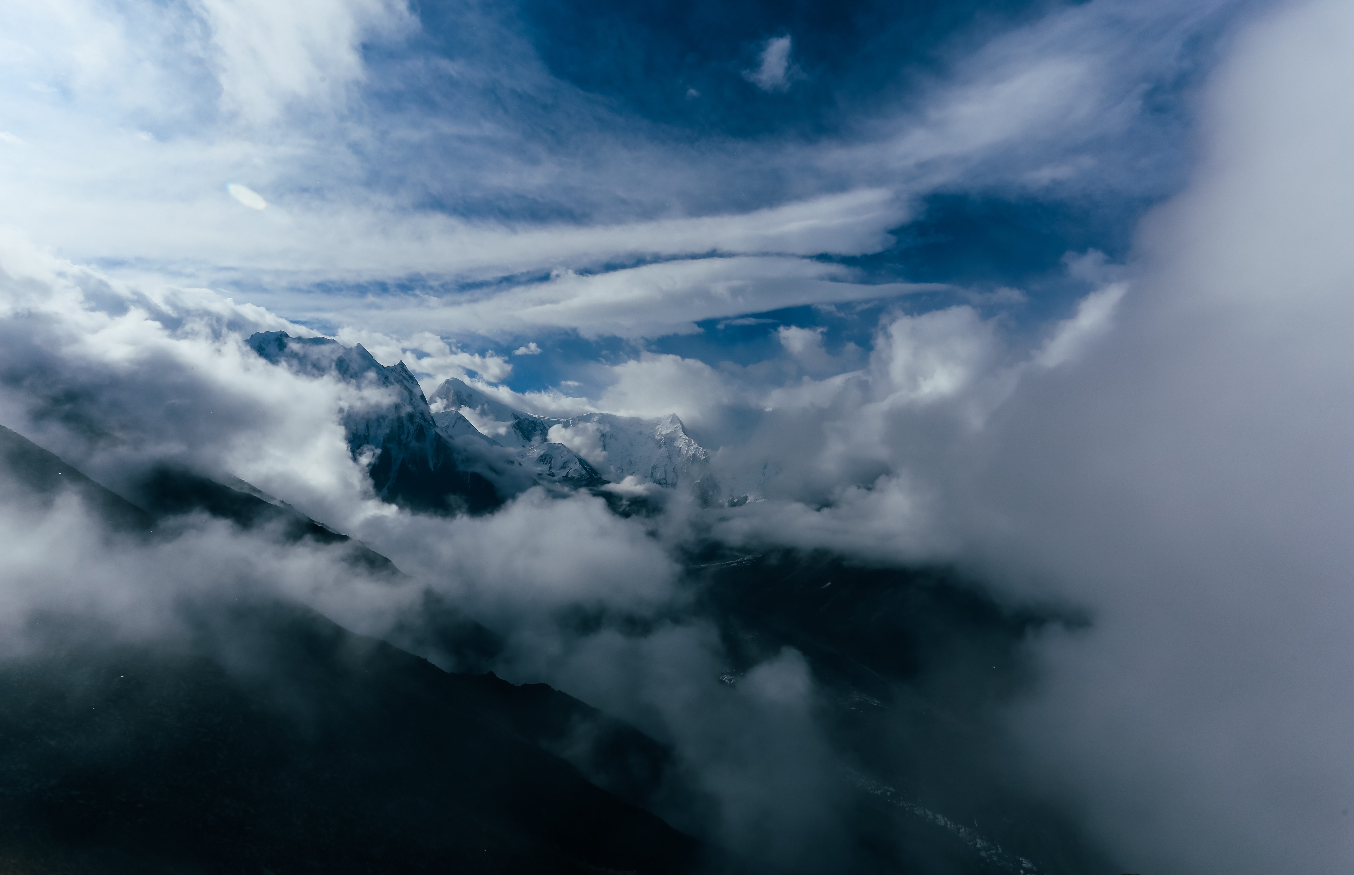 130594 скачать картинку заснеженный, природа, горы, облака - обои и заставки бесплатно