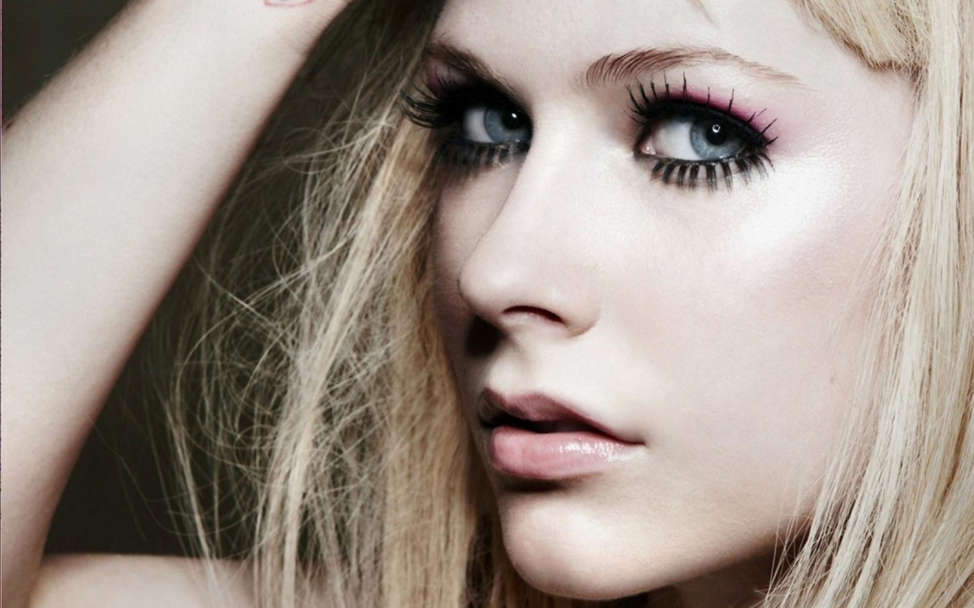 Handy-Wallpaper Musik, Avril Lavigne, Nahansicht, Sänger, Gesicht, Blaue Augen, Kanadisch kostenlos herunterladen.