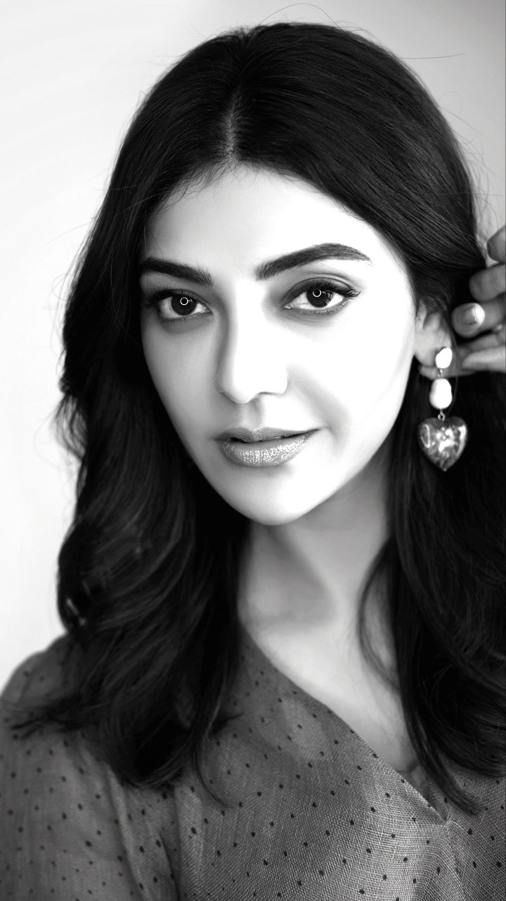 Download mobile wallpaper Earrings, Indian, Celebrity, Black & White, Actress, Bollywood, Kajal Aggarwal for free.