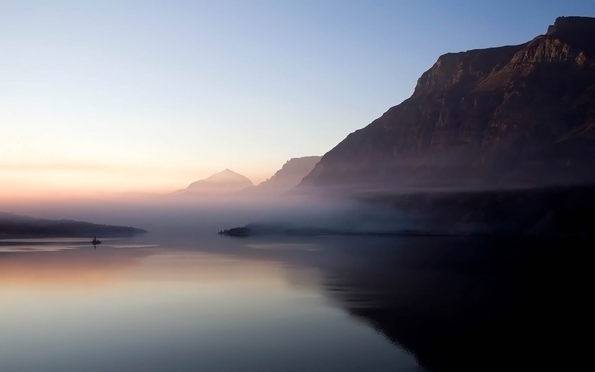 1076106 скачать картинку туман, река, гора, земля/природа, утес, ландшафт - обои и заставки бесплатно