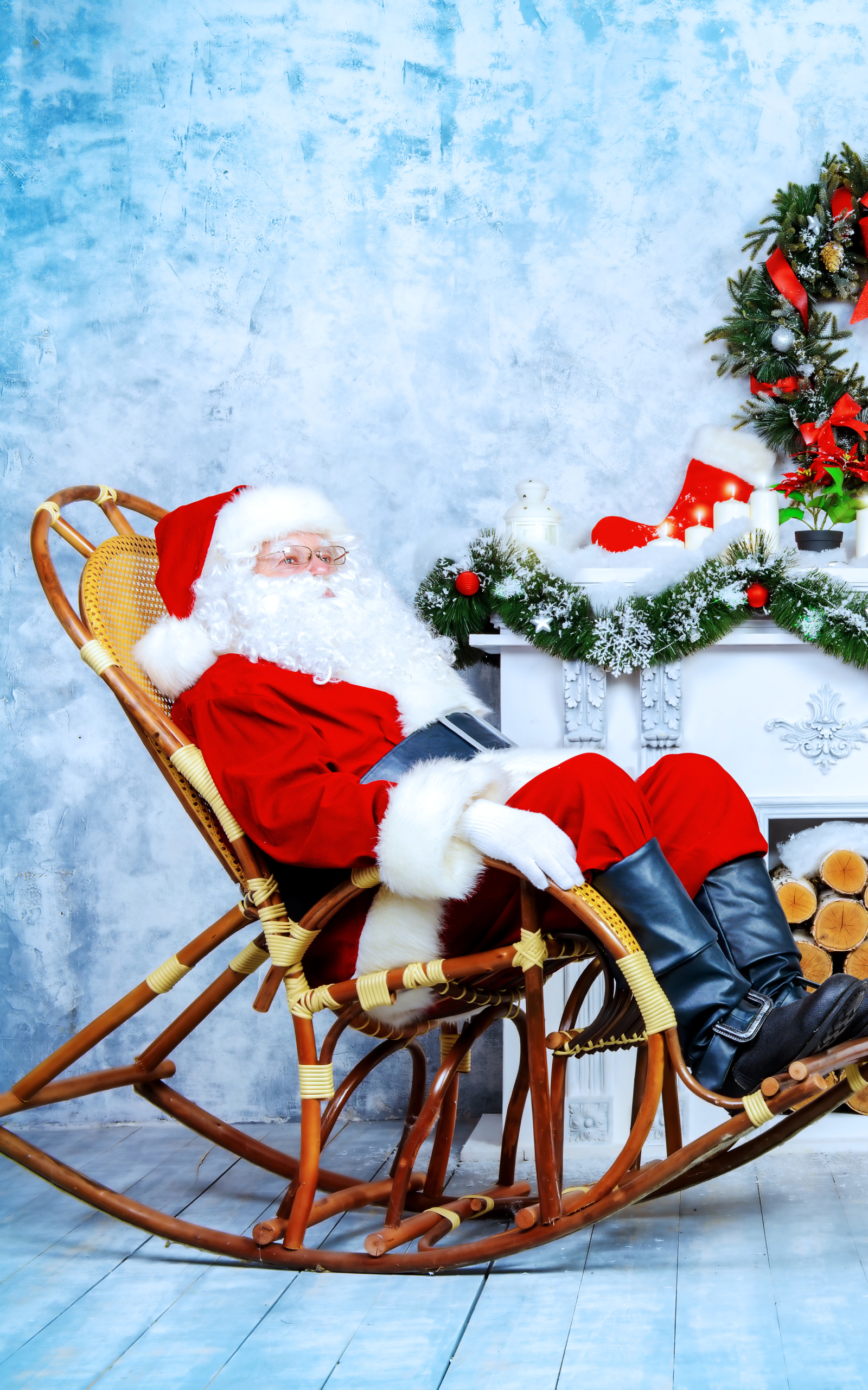 Handy-Wallpaper Feiertage, Weihnachtsmann, Weihnachten, Schaukelstuhl kostenlos herunterladen.