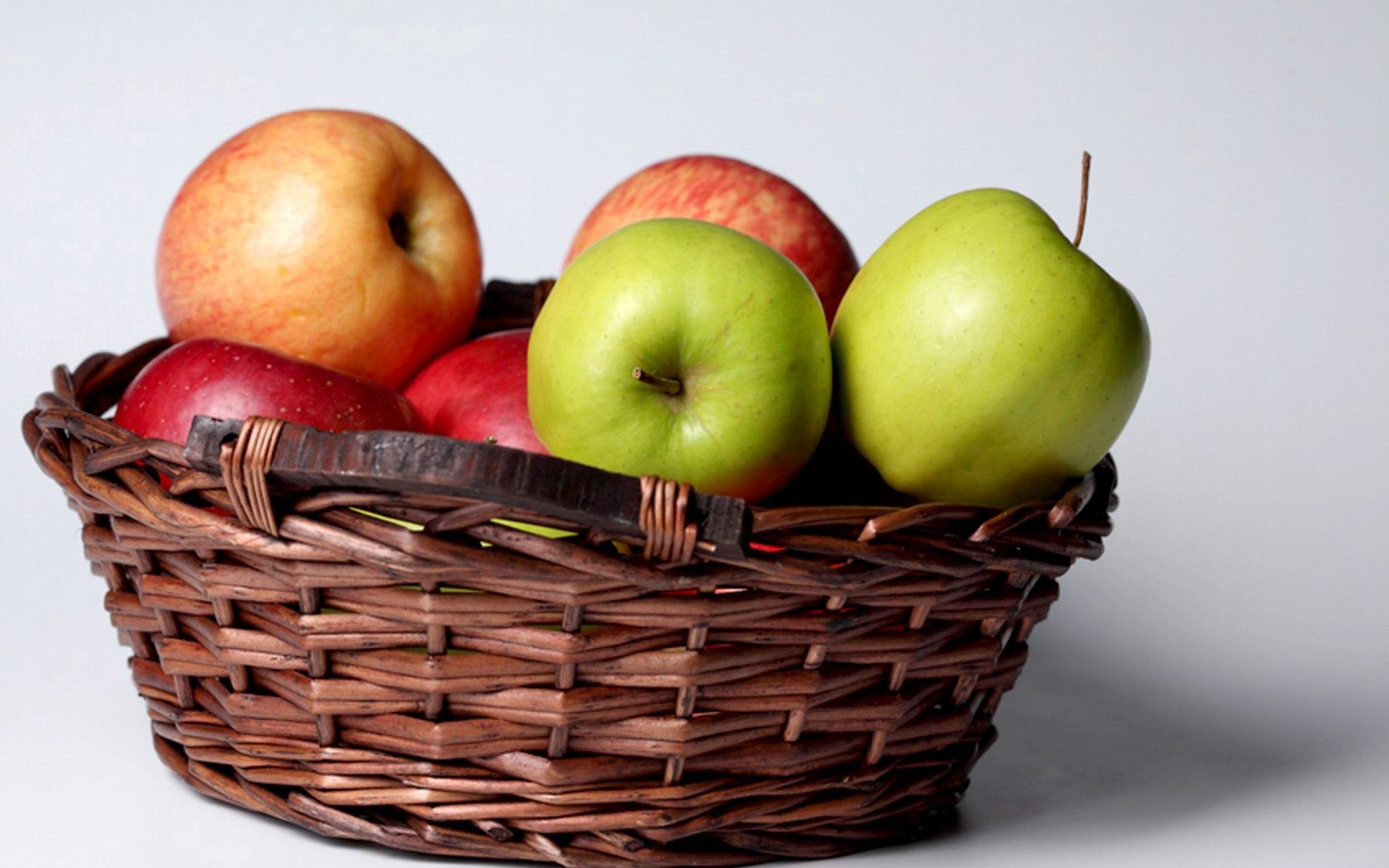 128701 завантажити шпалери кошик, фрукти, їжа, яблука, зелений, червоний, корзина - заставки і картинки безкоштовно