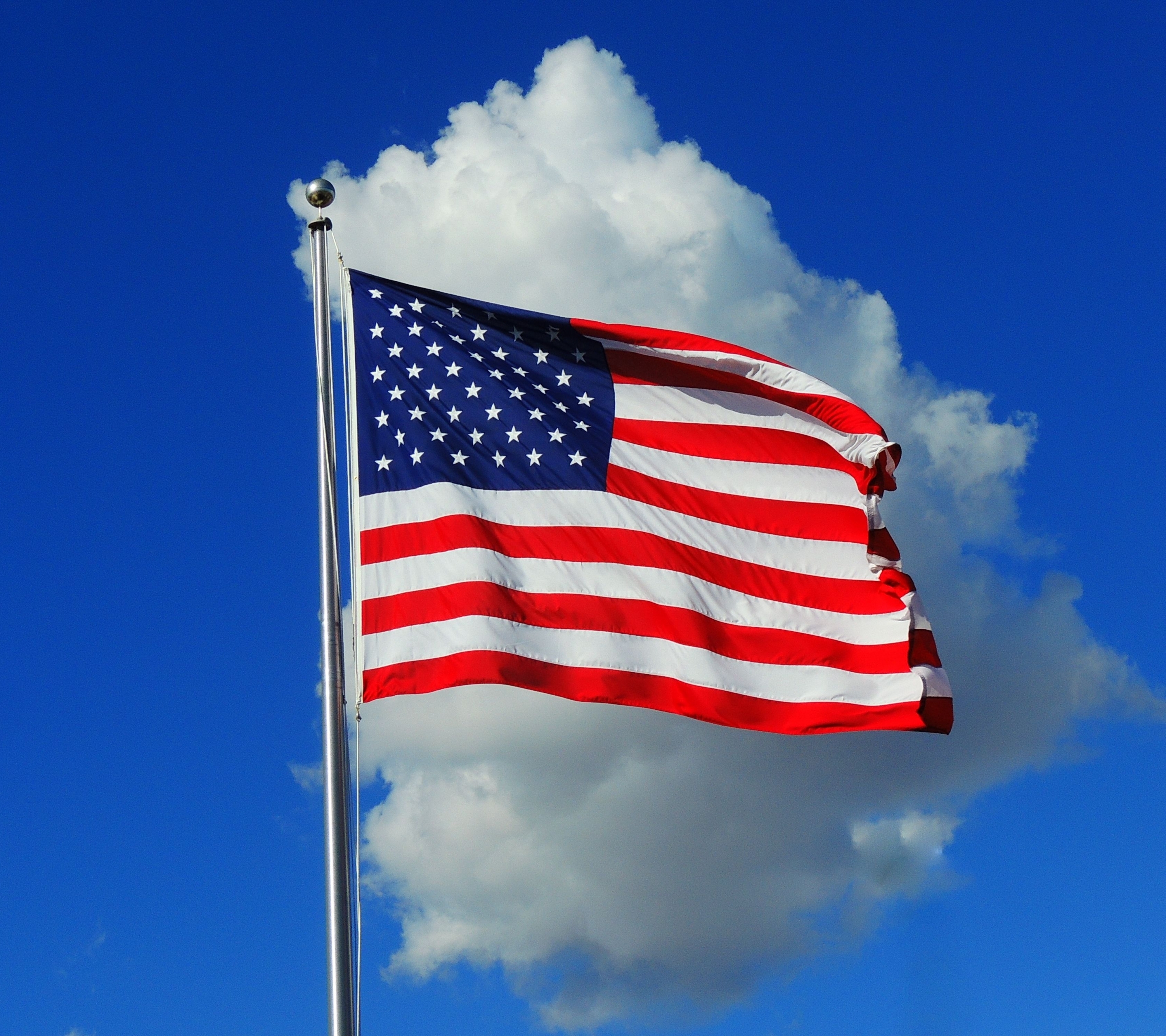 Скачать картинку Небо, Флаги, Облака, Синий, Облако, Флаг, Сделано Человеком, Американский Флаг в телефон бесплатно.