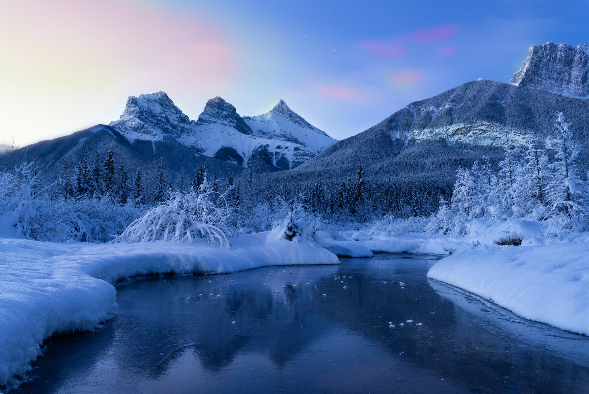 Handy-Wallpaper Winter, Natur, Schnee, Kanada, Fluss, Gebirge, Erde/natur, Kanadische Rockies kostenlos herunterladen.