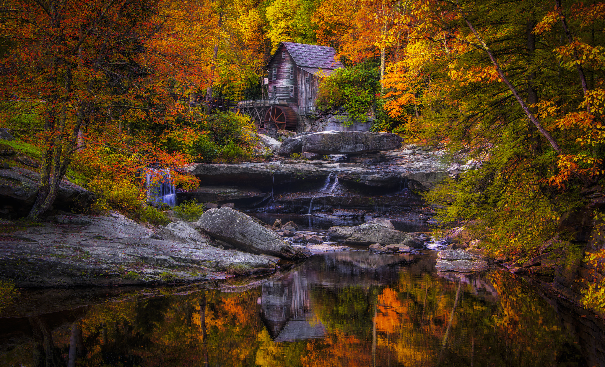 Laden Sie das Herbst, Wasserfall, Baum, Teich, Menschengemacht, Spiegelung, Wassermühle-Bild kostenlos auf Ihren PC-Desktop herunter