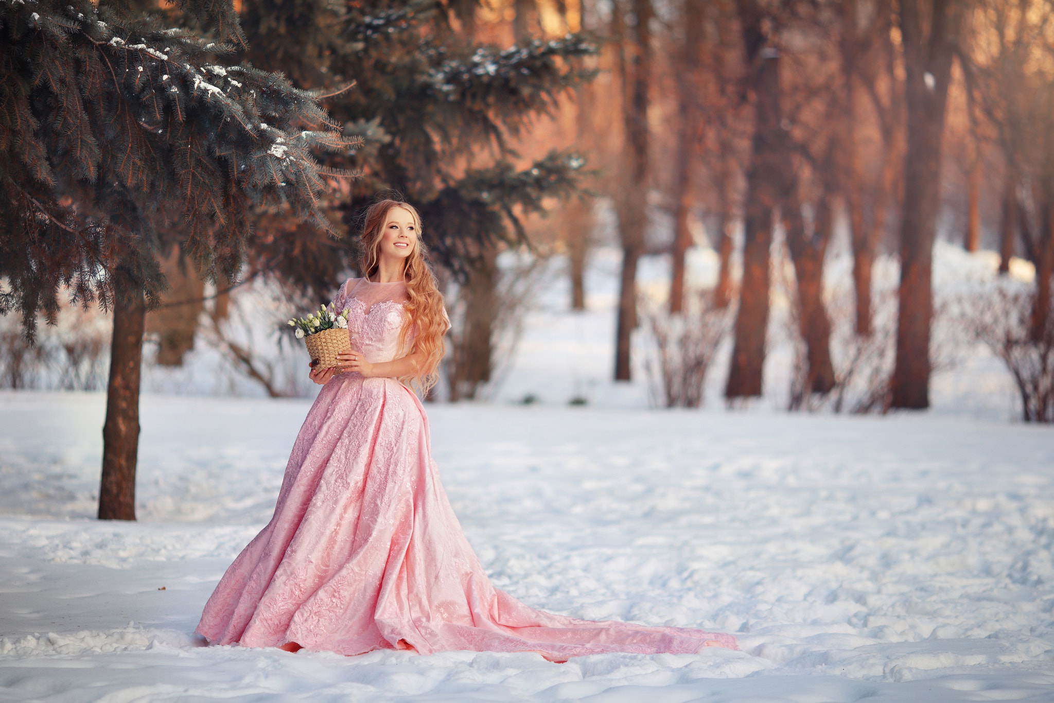 Laden Sie das Winter, Lächeln, Modell, Frauen, Blondinen, Lange Haare, Tiefenschärfe, Pinkes Kleid-Bild kostenlos auf Ihren PC-Desktop herunter