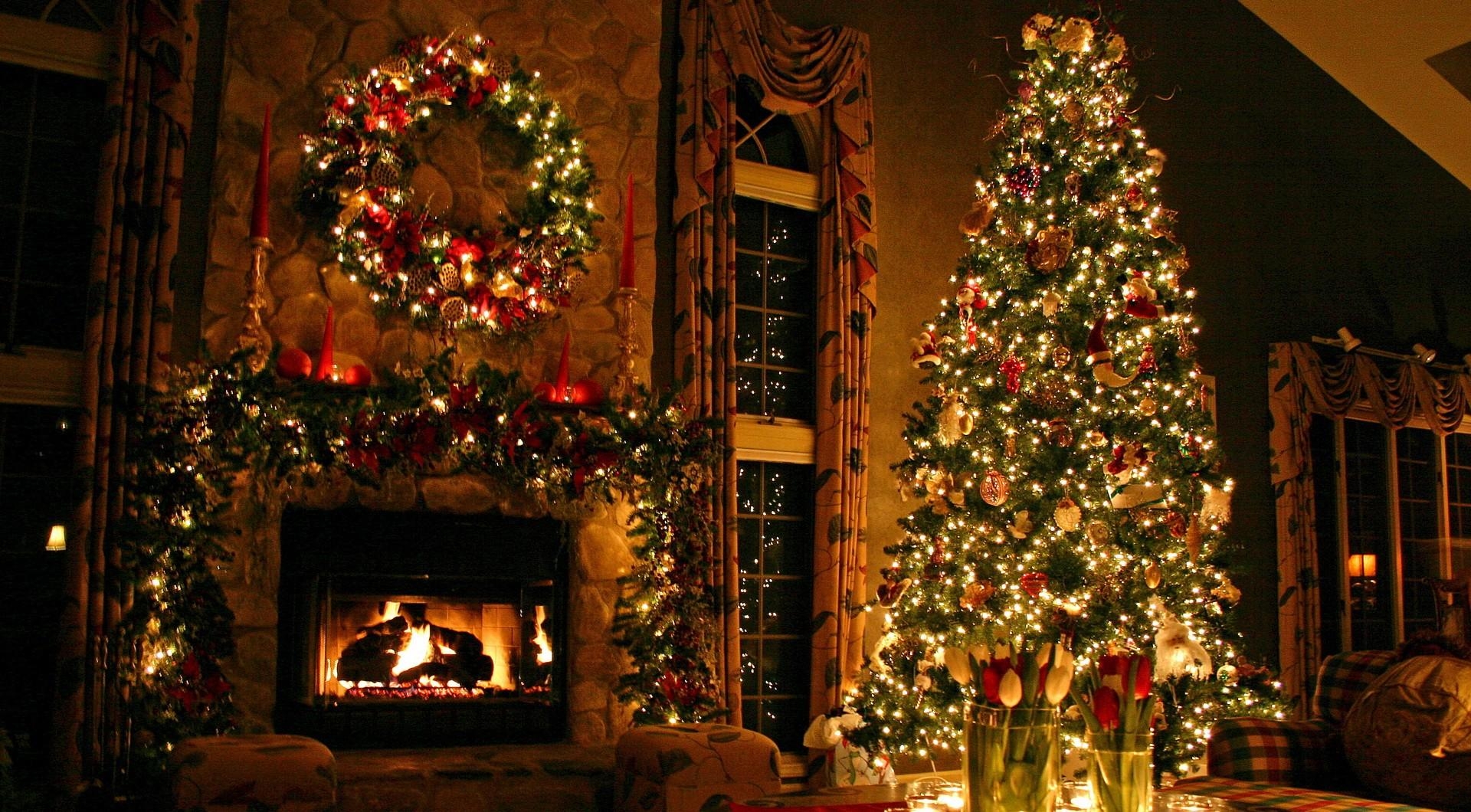 121289 Bild herunterladen feiertage, blumen, dekoration, urlaub, haus, weihnachtsschmuck, weihnachtsbaum spielzeug, weihnachtsbaum, gemütlichkeit, komfort, kamin - Hintergrundbilder und Bildschirmschoner kostenlos