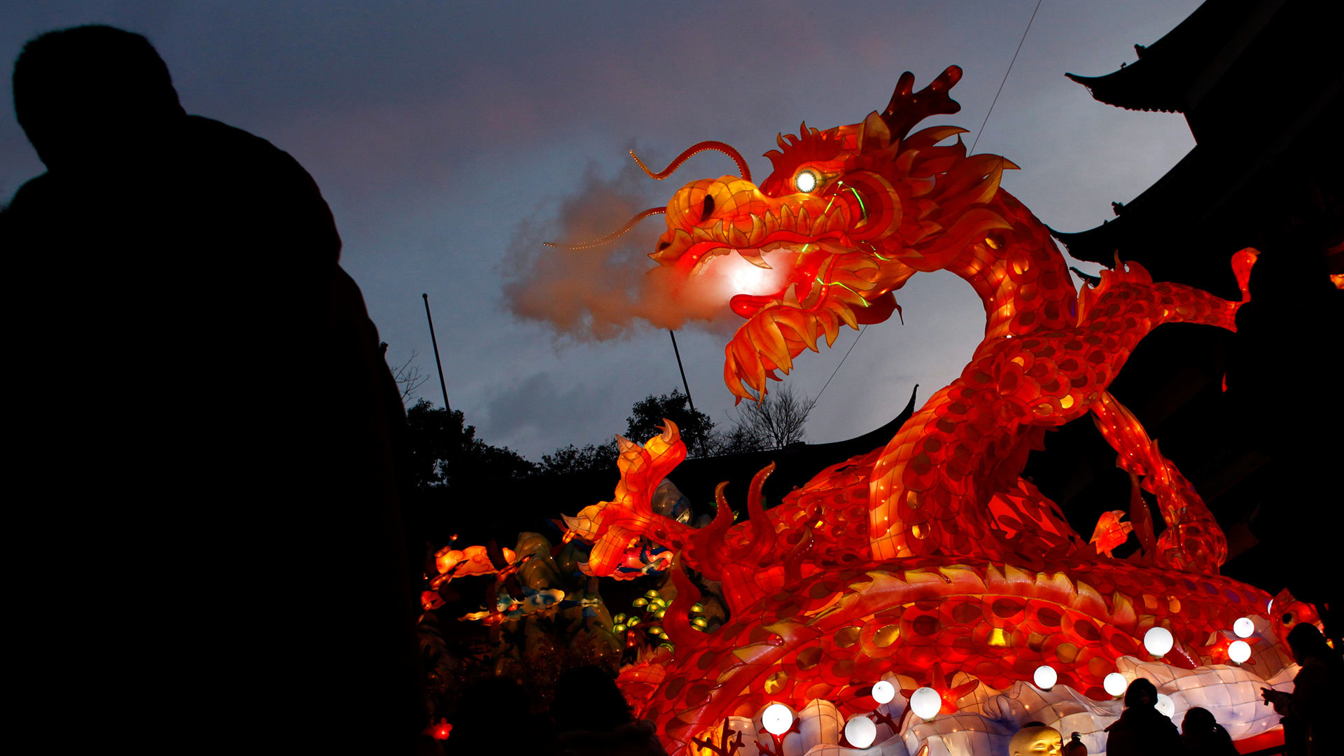 741342 скачать обои китайский новый год, праздничные, кита́й, дракон, свет, шанхай, силуэт - заставки и картинки бесплатно
