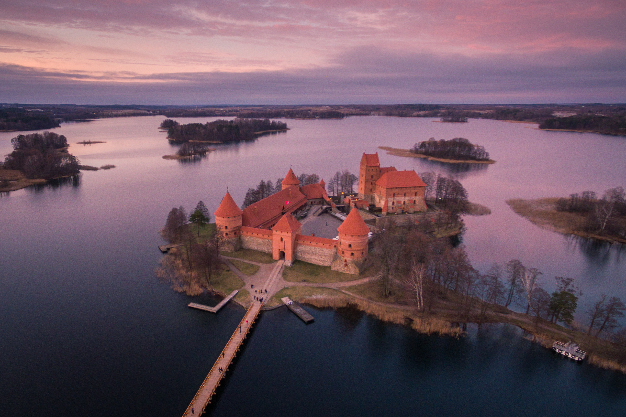 417250 télécharger l'image construction humaine, château de l'île de trakai, aérien, château, horizon, lac, lituanie, trakai, châteaux - fonds d'écran et économiseurs d'écran gratuits