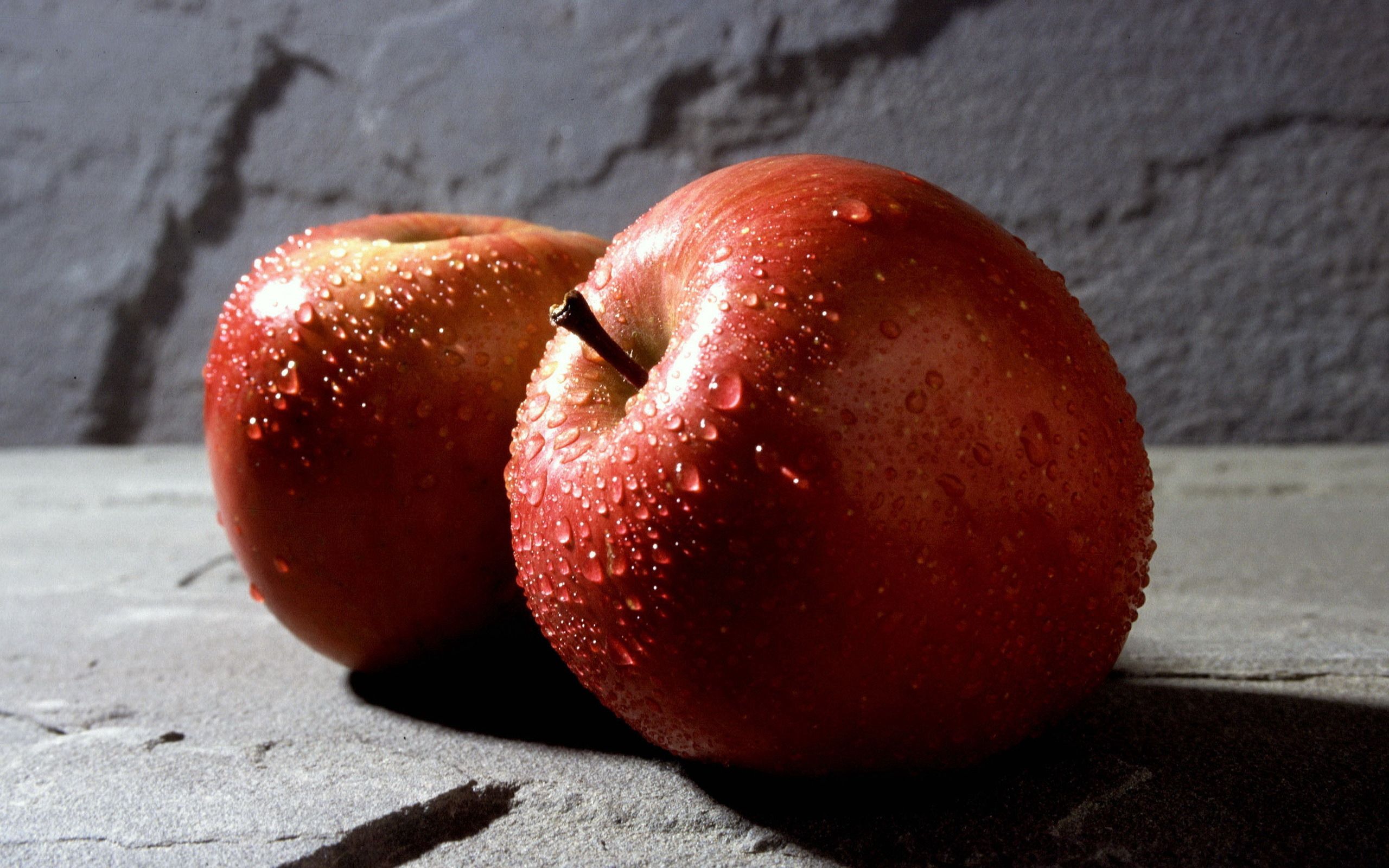 80960 скачать картинку яблоки, фрукты, тени, красные, еда, капли - обои и заставки бесплатно