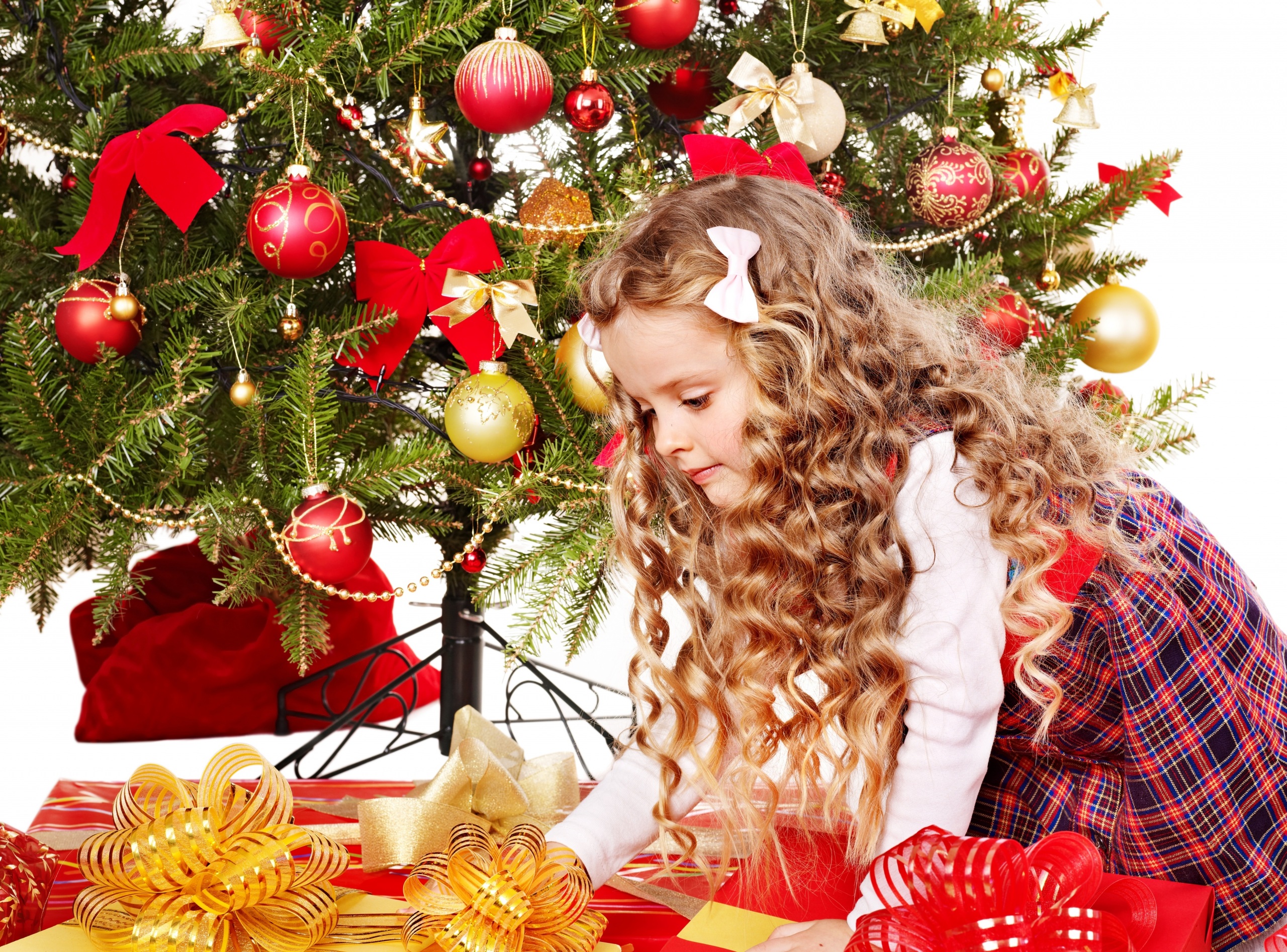 Скачать обои бесплатно Рождество, Ребёнок, Подарки, Рождественские Украшения, Праздничные, Малышка картинка на рабочий стол ПК