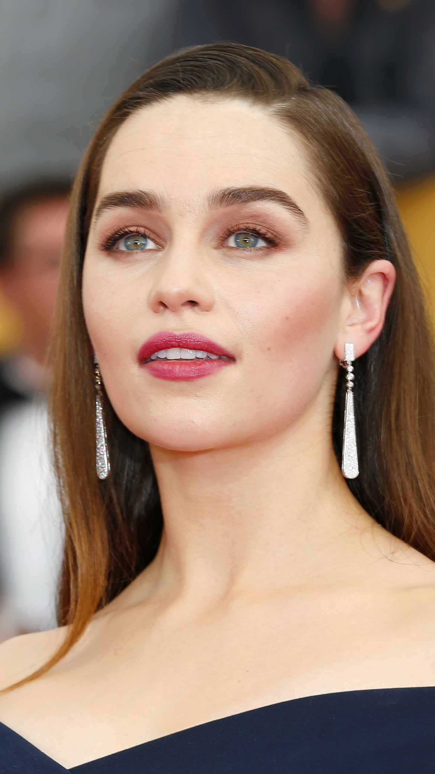 Download mobile wallpaper English, Earrings, Blue Eyes, Celebrity, Actress, Lipstick, Emilia Clarke for free.