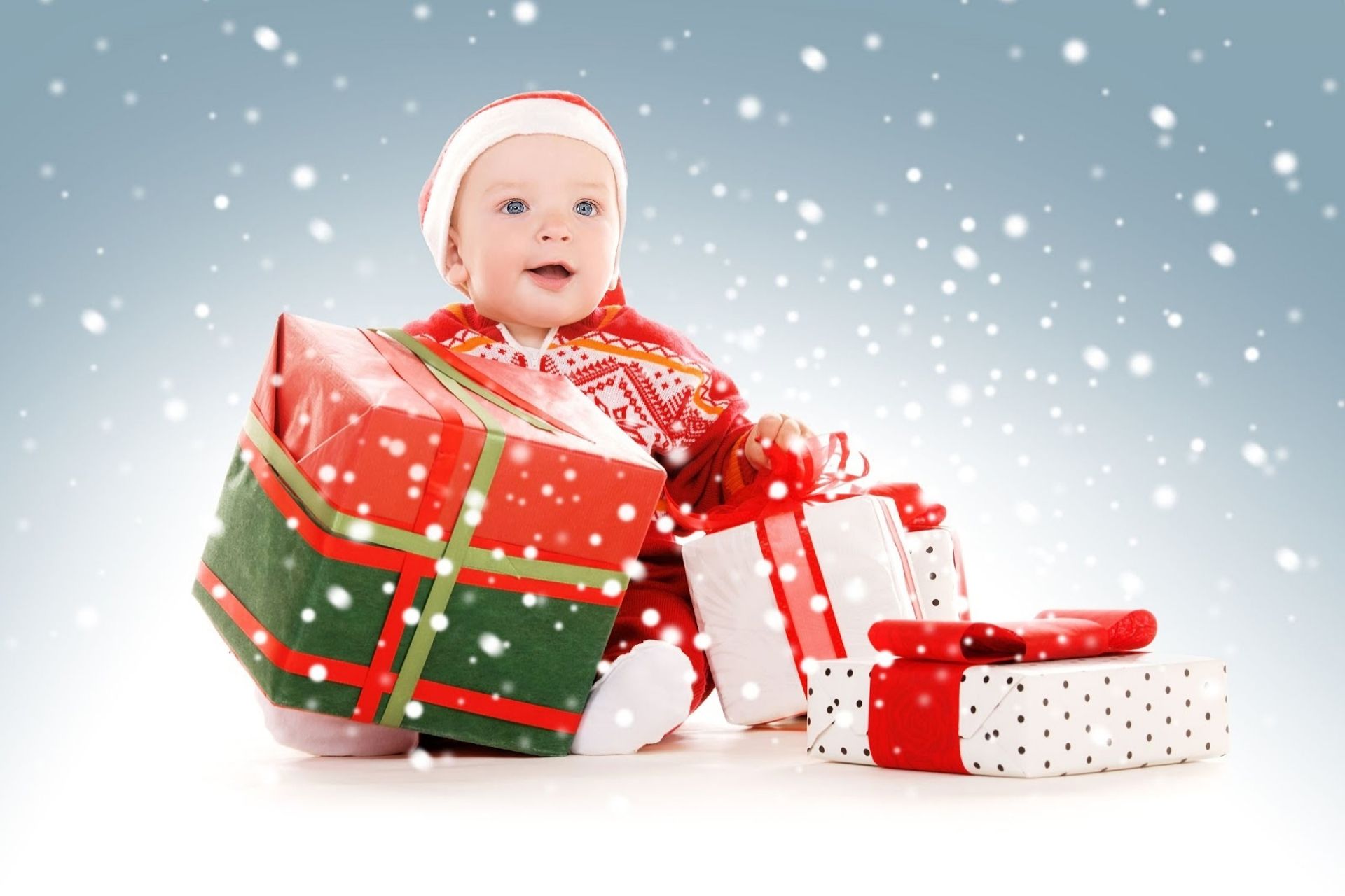 Скачати мобільні шпалери Сніг, Різдво, Подарунок, Дитина, Фотографія, Блакитні Очі безкоштовно.