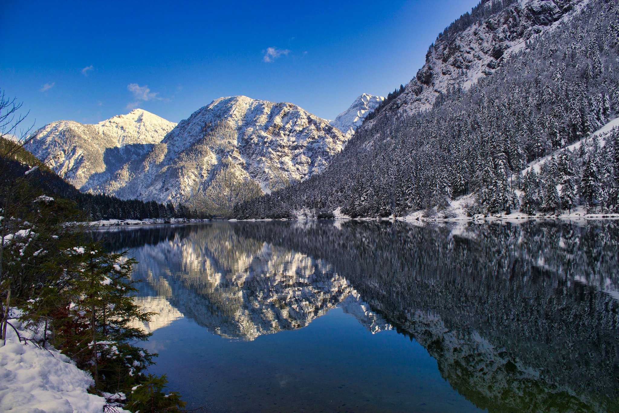 Handy-Wallpaper Winter, Natur, Seen, See, Gebirge, Erde/natur, Spiegelung kostenlos herunterladen.