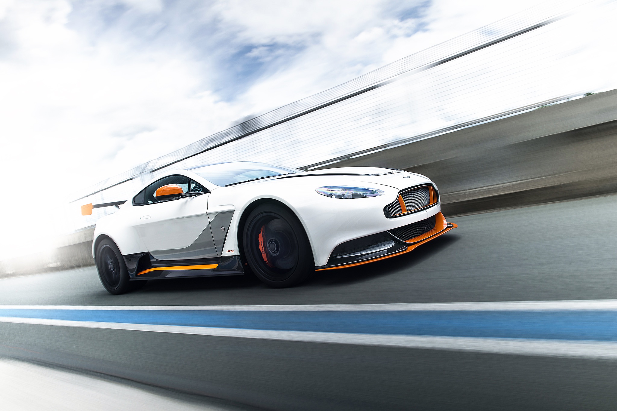 Baixar papel de parede para celular de Aston Martin, Carro, Veículos, Carro Branco, Vantagem Aston Martin gratuito.