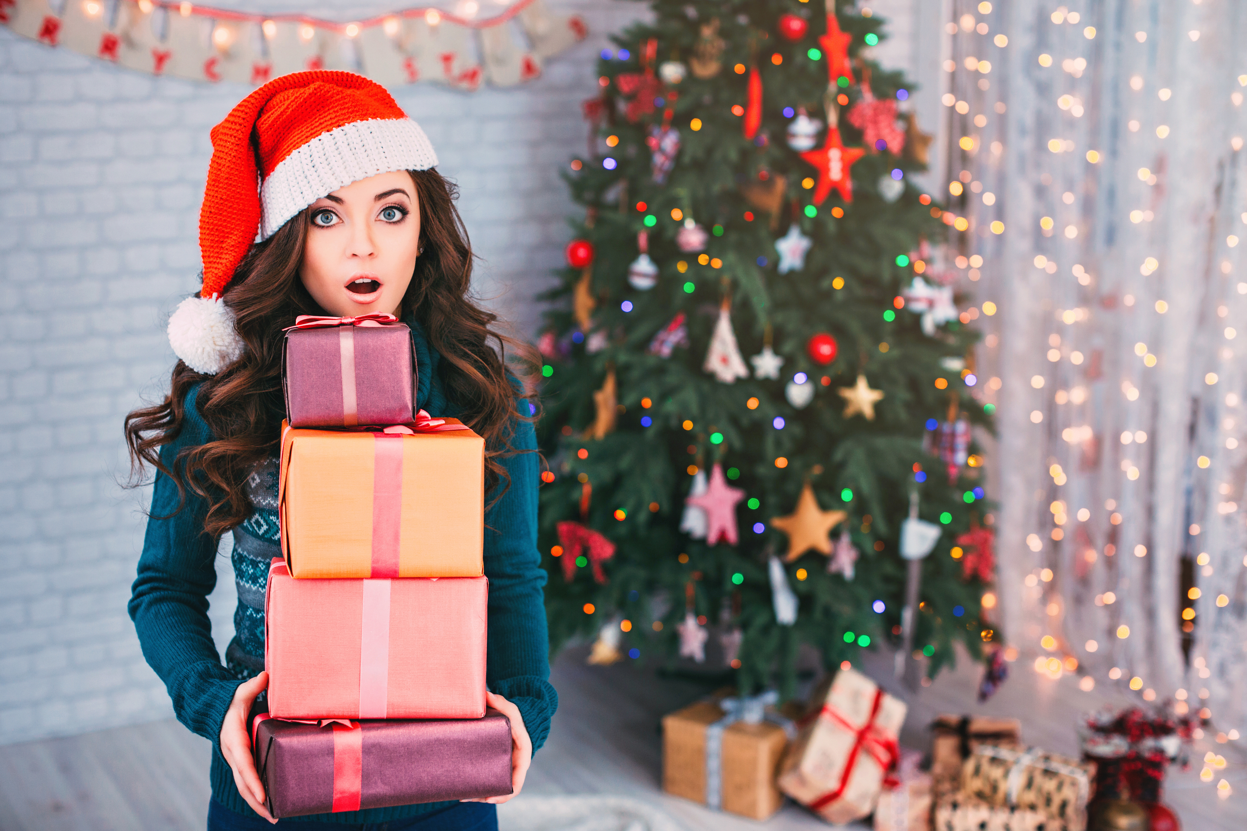 無料モバイル壁紙クリスマス, 贈り物, クリスマスツリー, 青い目, ブルネット, モデル, ホリデー, サンタハットをダウンロードします。